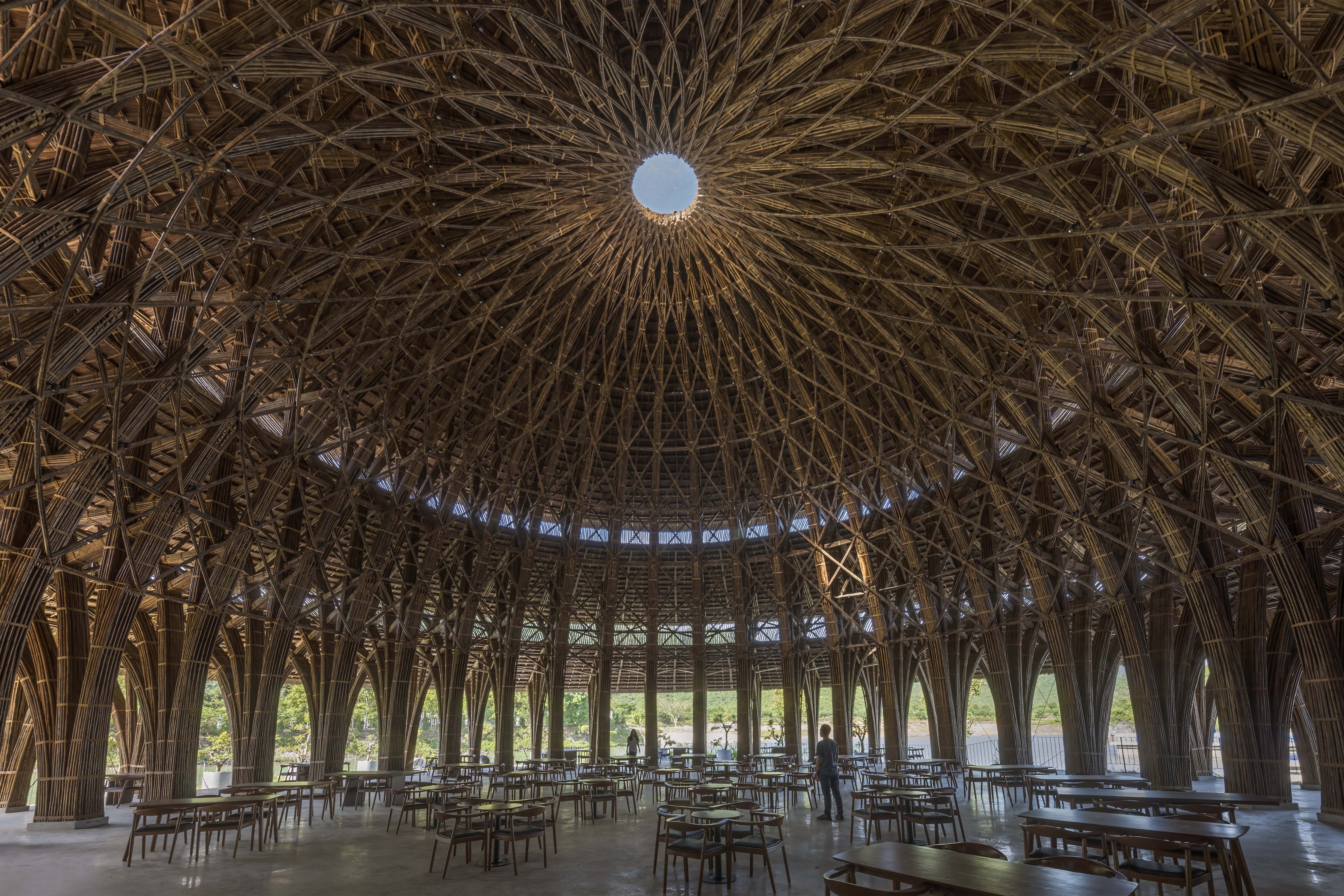 Vedana Restaurant 的圓形穹頂結構，展現出多層次的竹造編織工藝之美。