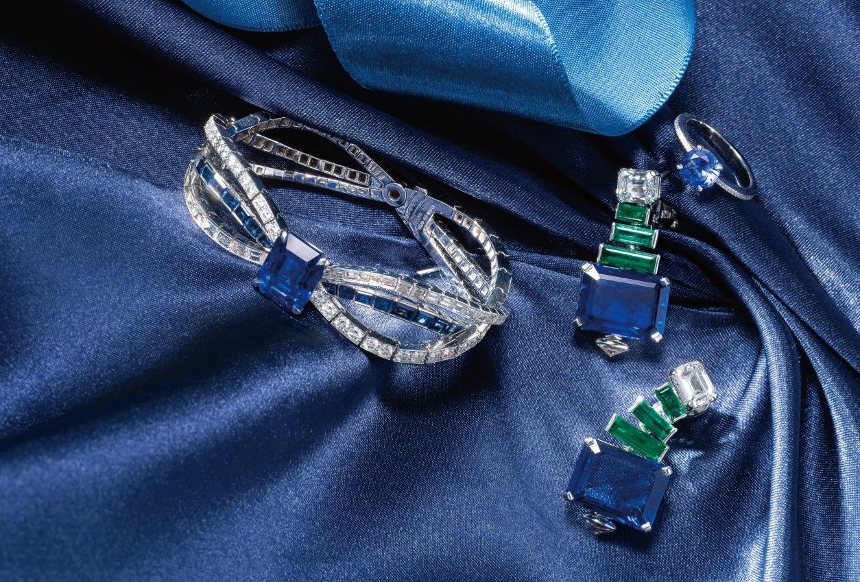 Graff 多形切割藍寶石、鑽石手鐲。Chopard Red Carpet 系列戒指。Bulgari 頂級藍寶石、祖母綠與鑽石耳環。