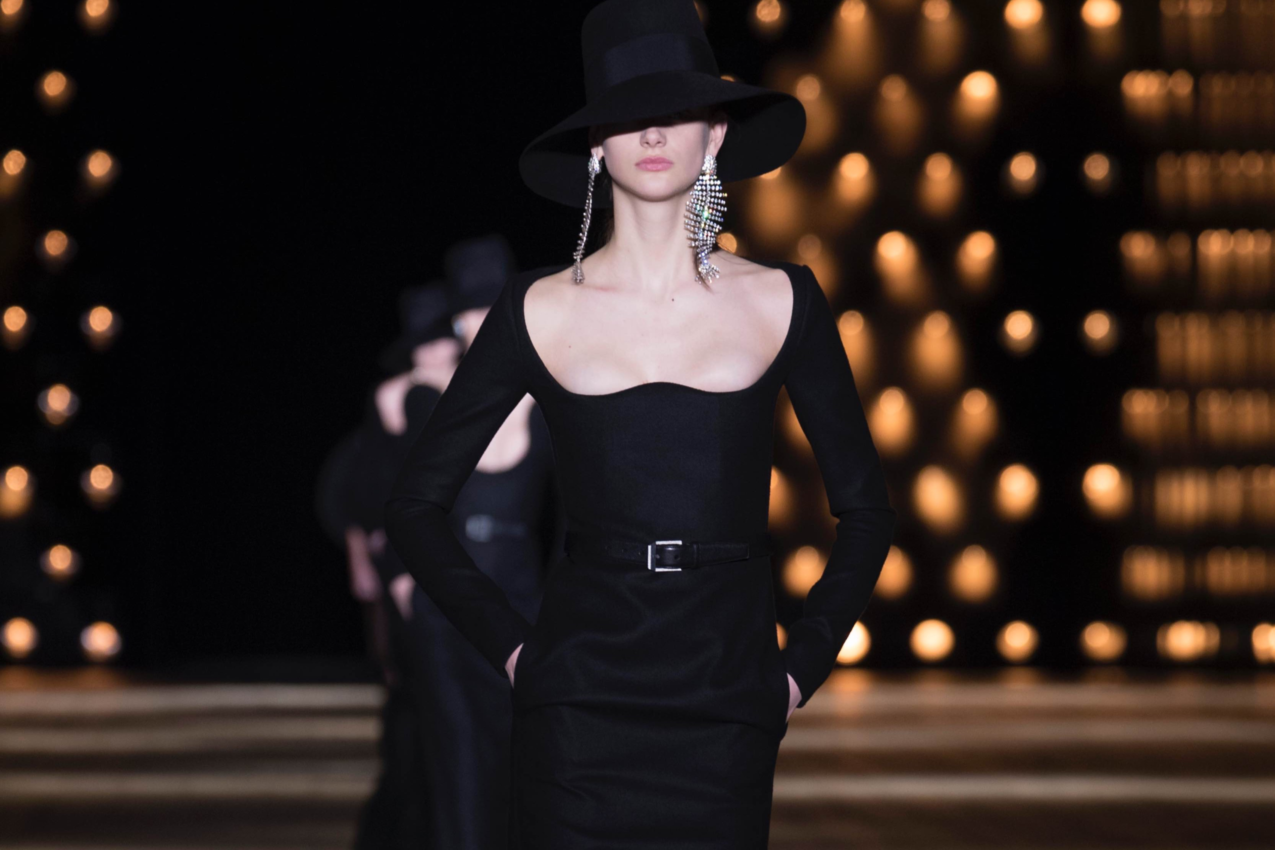 2018 秋冬時裝秀以 Russian Bohemian Influence 為系列靈感，以品牌代表性經典黑色貫穿，並融入 YSL 先生當年的俄羅斯系列品牌典藏中的細節設計，展現現代巴黎女子的帥氣與優雅並存。