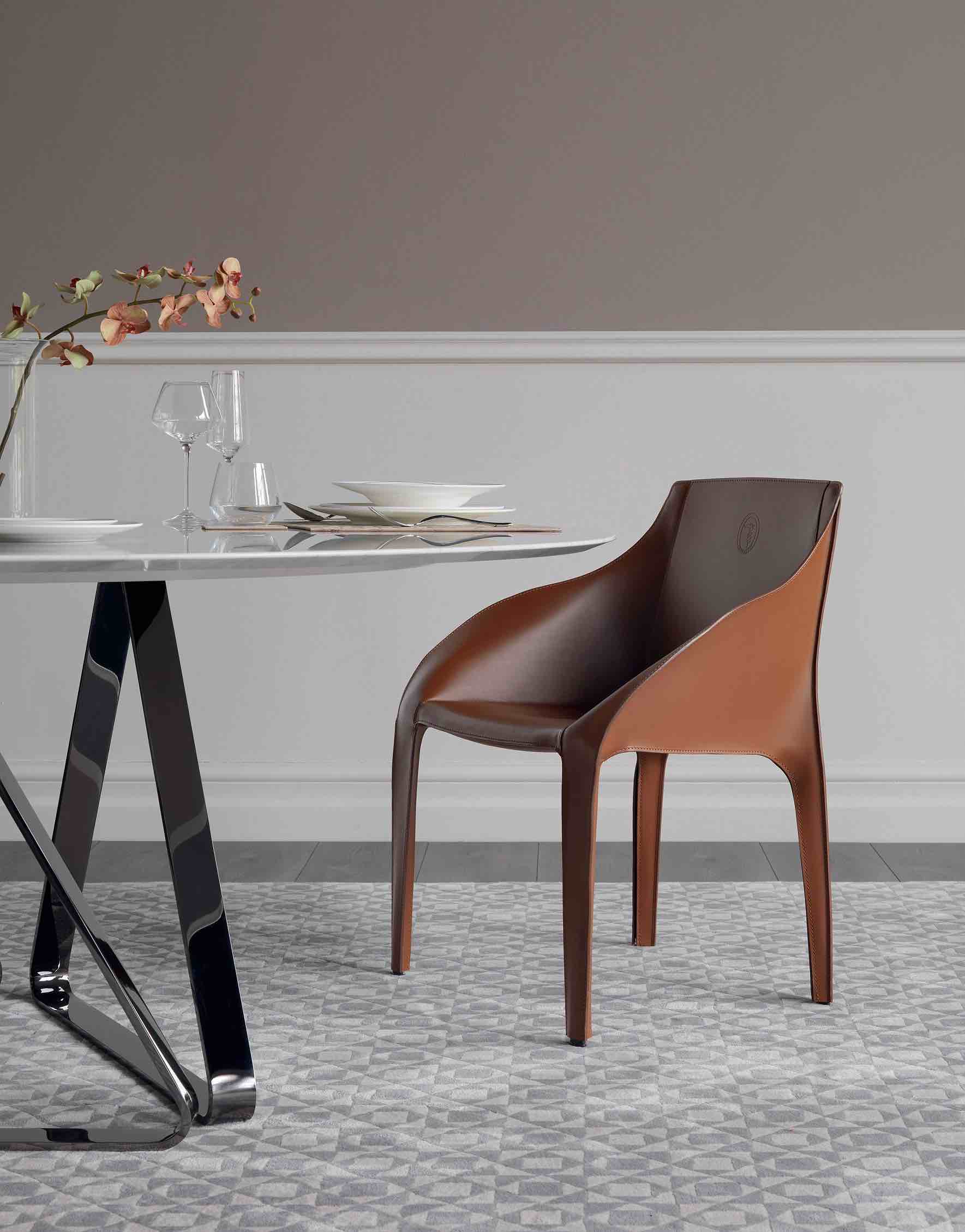 Brizia Chair 在 Carlo Colombo 低調簡約的設計語彙下，採用全馬鞍皮包覆塑型更臻立體，工整的手工車縫線蘊含極致細膩度的誘人質感，將居家空間時尚感烘托的淋漓盡致。