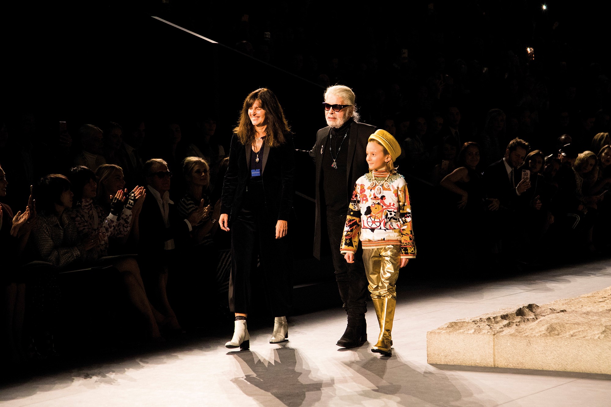 Virginie Viard 和 Karl Lagerfel 一同參加 2018 年 12 月 4 日在紐約舉行的 Chanel Metiers d'Art Fashion Show。