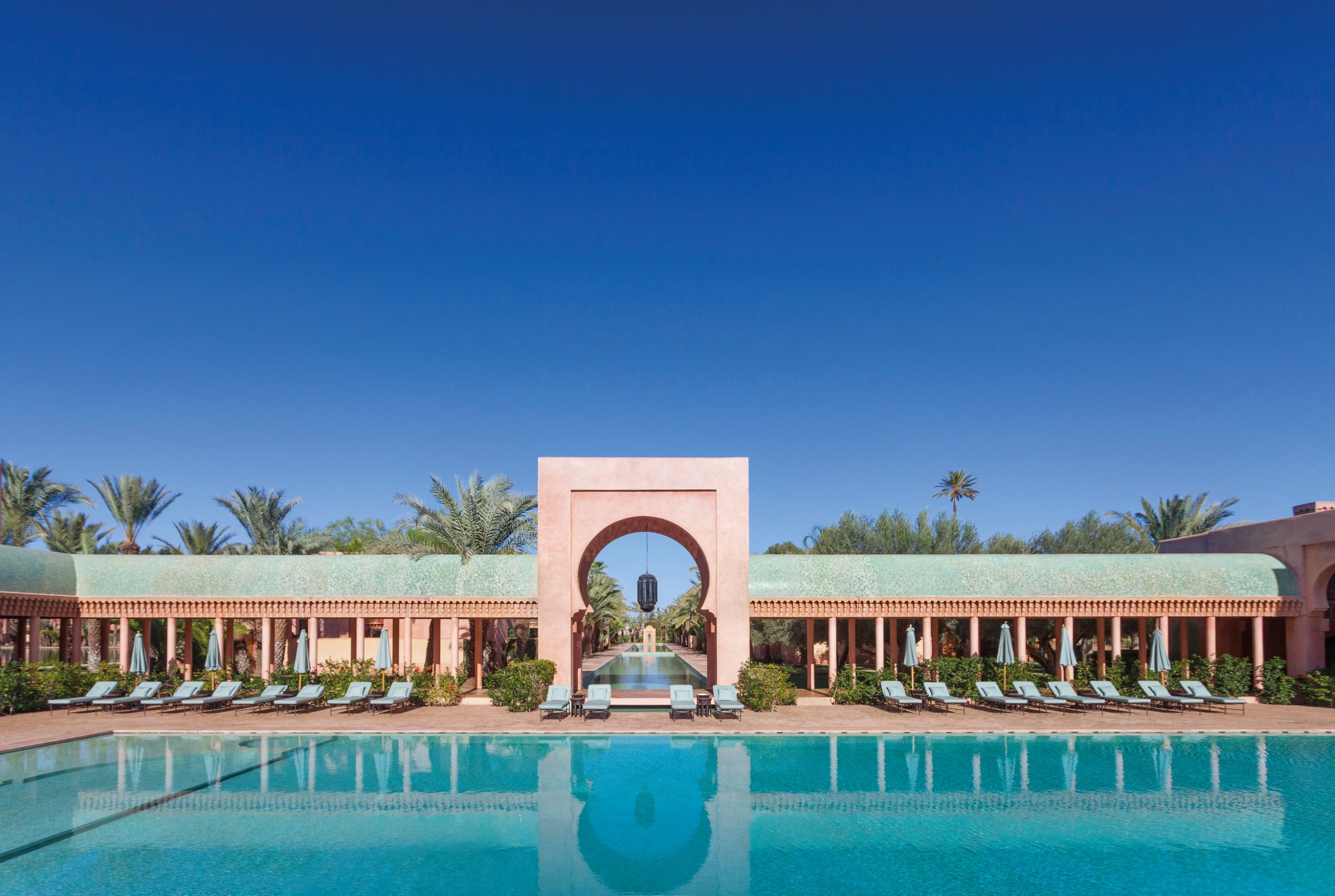 Amanjena 的粉紅宮殿取材於摩洛哥大城馬拉喀什的元素，襲在地傳統建築風格，同時注入現代氣息。