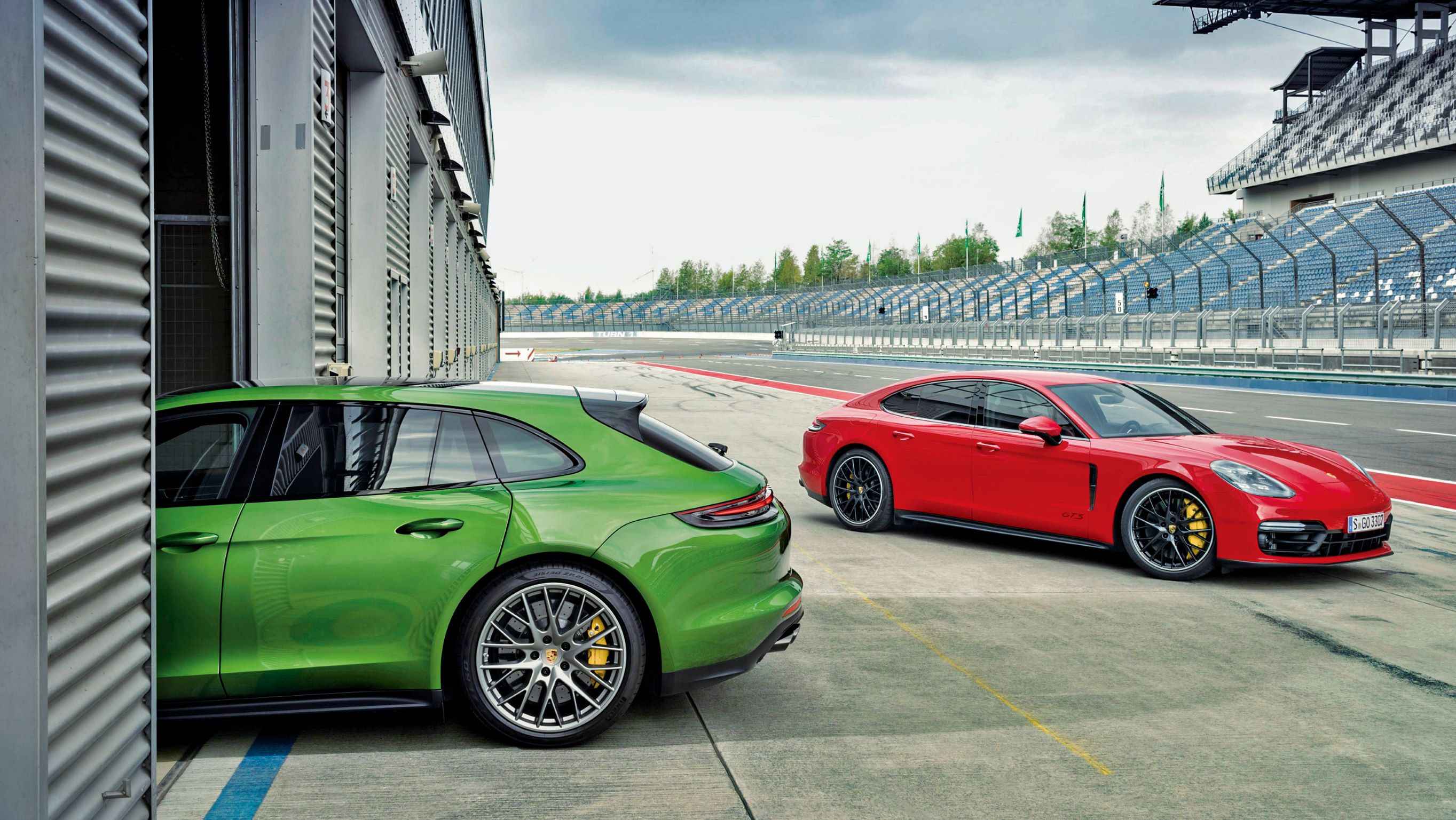 Porsche Panamera 斜背身型俨然是 911 跑车拉长版，但实际上这辆钳制引擎跑车，展现的是 GT 风格的驾驭享受。