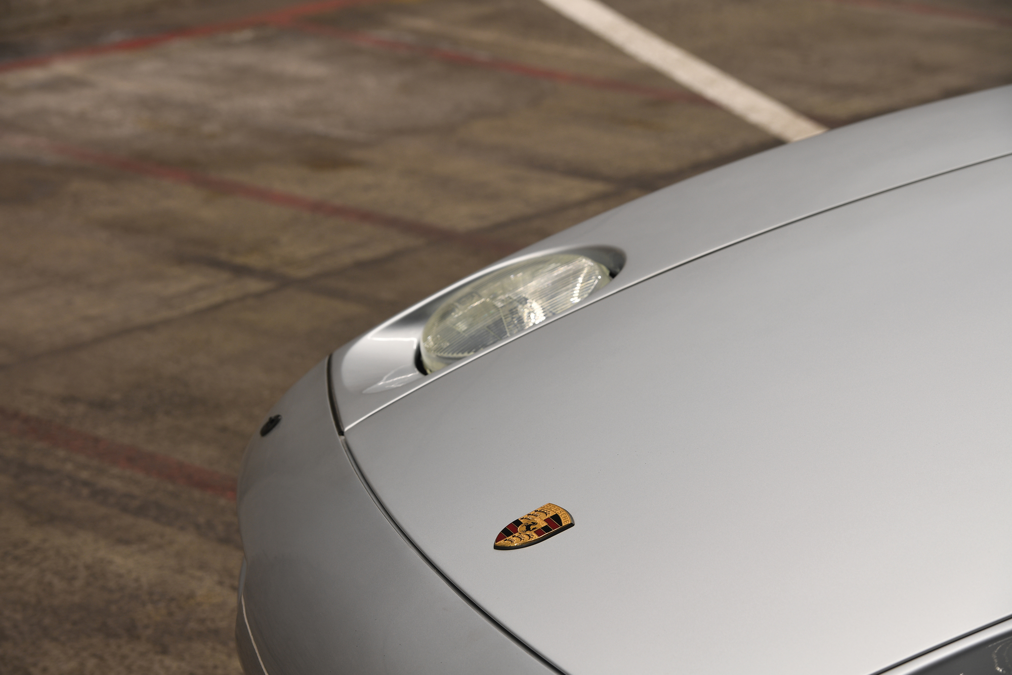 Porsche 928 圓形頭燈平時收納在車頭內，使用時會向前推出，是極具特色的設計。