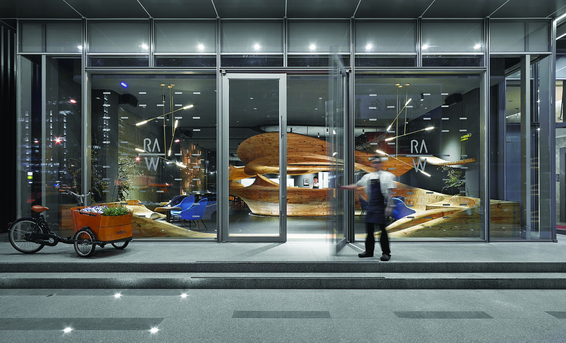 以南方松切塊重新組裝的「松流雲」吧檯，呼應江振誠提倡的 CRAFT & NATURE(工藝與自然)哲學。