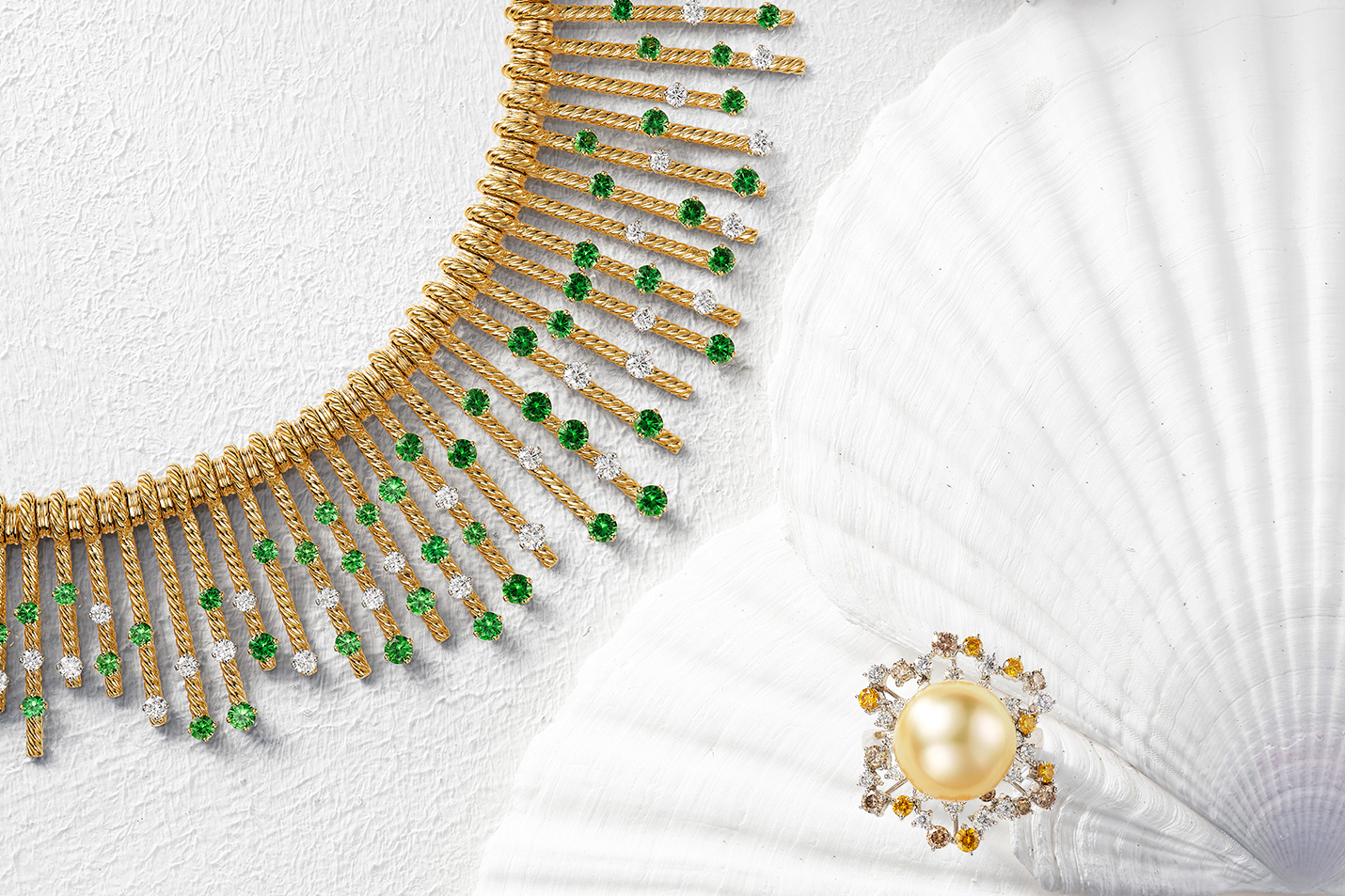 Tiffany & Co. Schlumberger 高級珠寶系列 18K 金與鉑金沙弗萊石和鑽石流蘇項鍊。Mikimoto 頂級珠寶系列香檳金色南洋珍珠鑽戒。