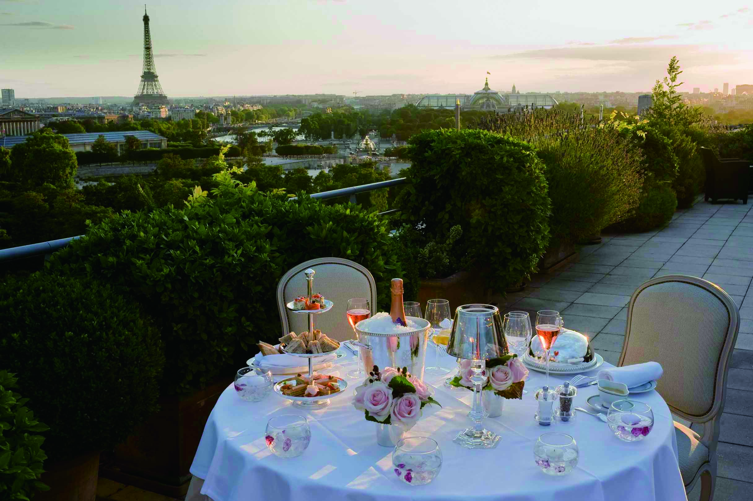 在 Le Meurice 的餐廳露臺上用餐，還能就近欣賞到杜樂麗花園與巴黎鐵塔等巴黎地標景點。