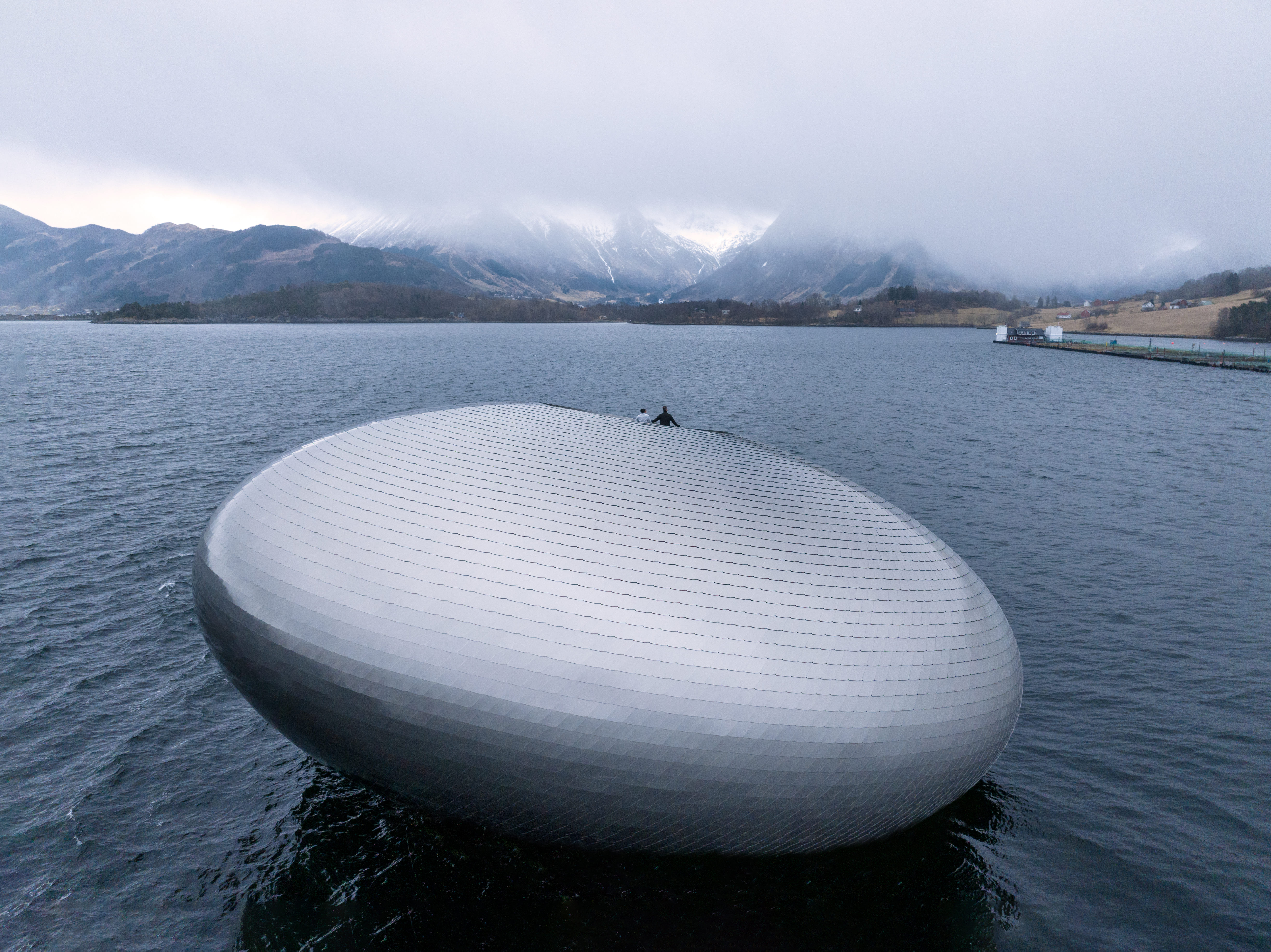 全球风格餐饮设计 - 峡湾里的银色漂浮球体