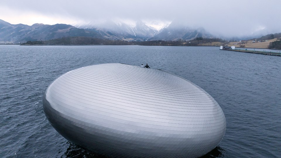全球風格餐飲設計 - 峽灣裡的銀色漂浮球體
