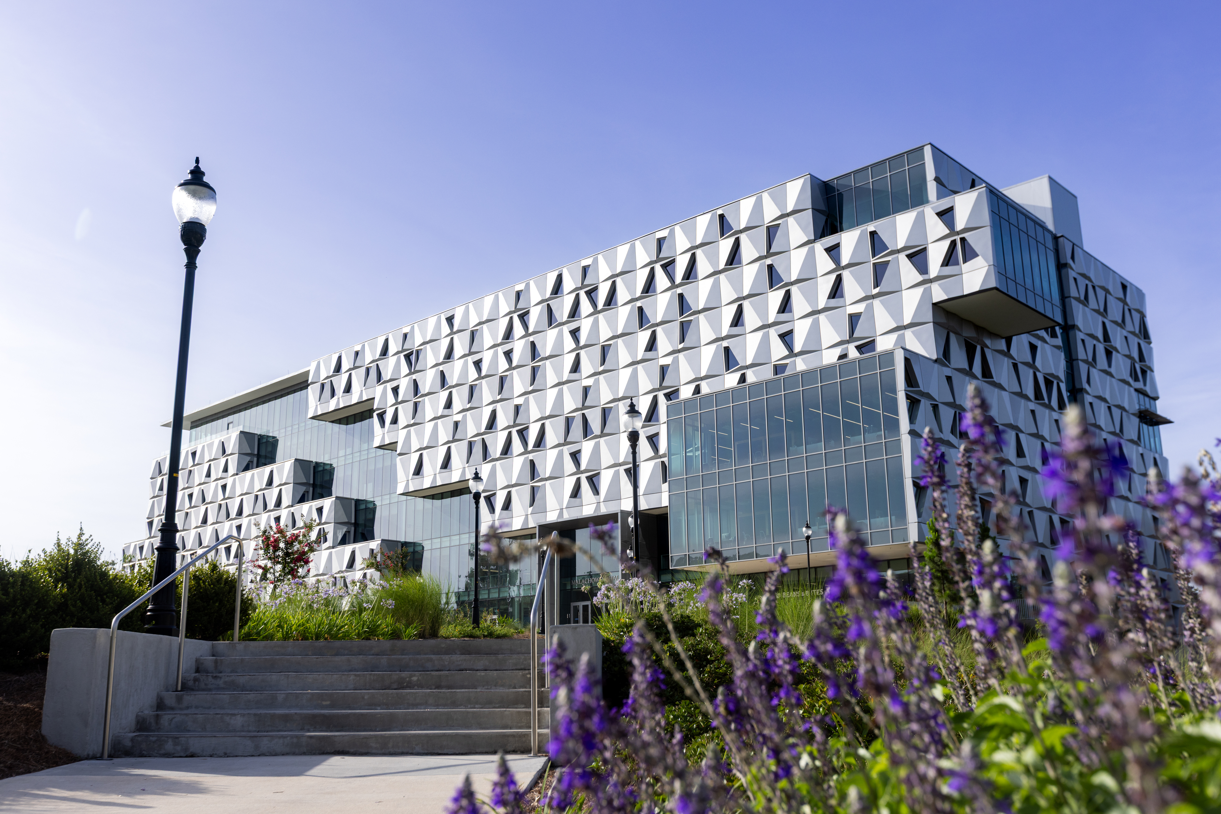 序寫當代學域新紀元 - 折疊鋁板形塑動感立面