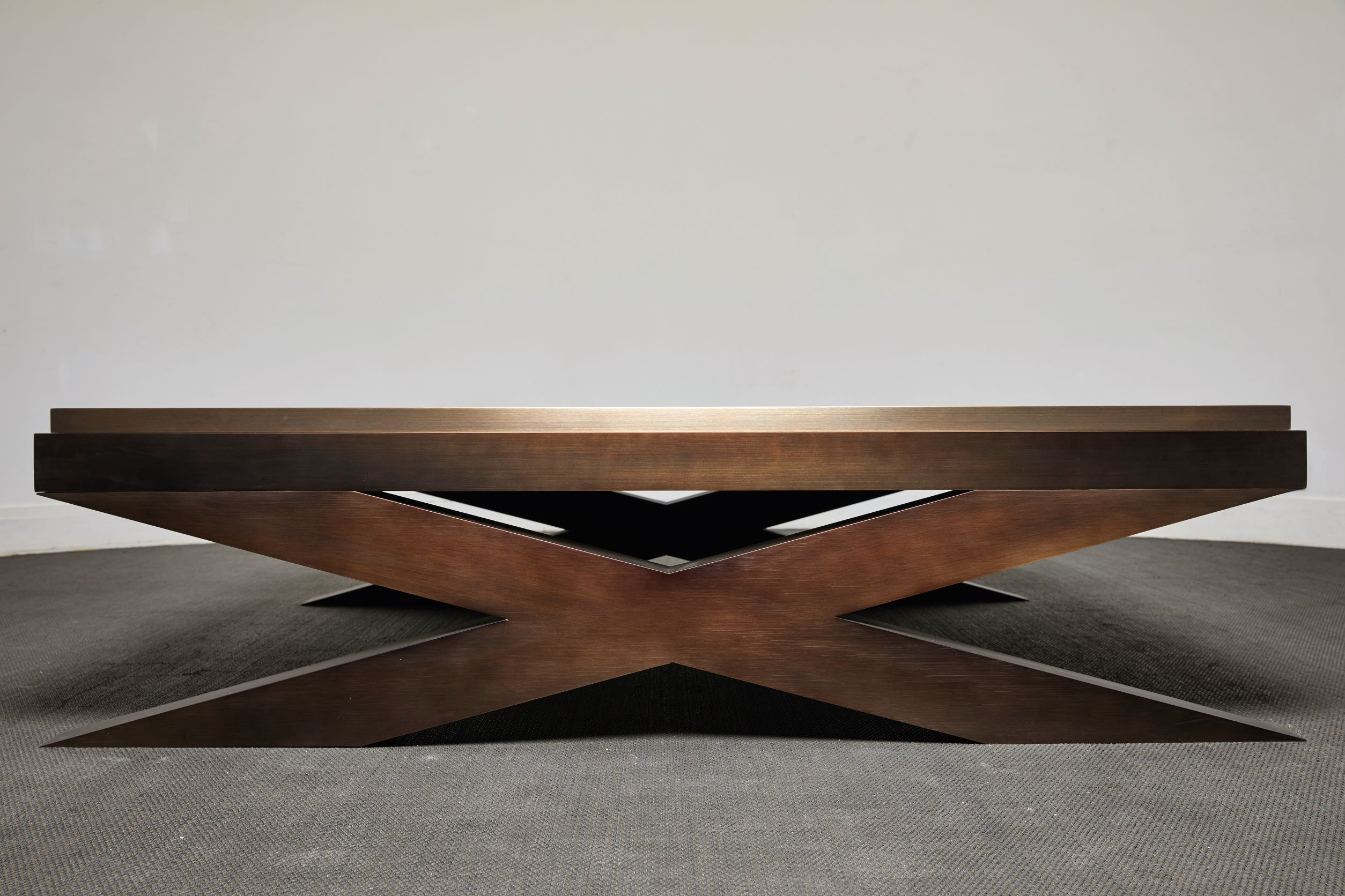 以 22 克拉金箔打造桌面的 ORO 桌，來自 Amalou 與工藝師的合作，如今是不少設計博物館爭相收藏的作品。