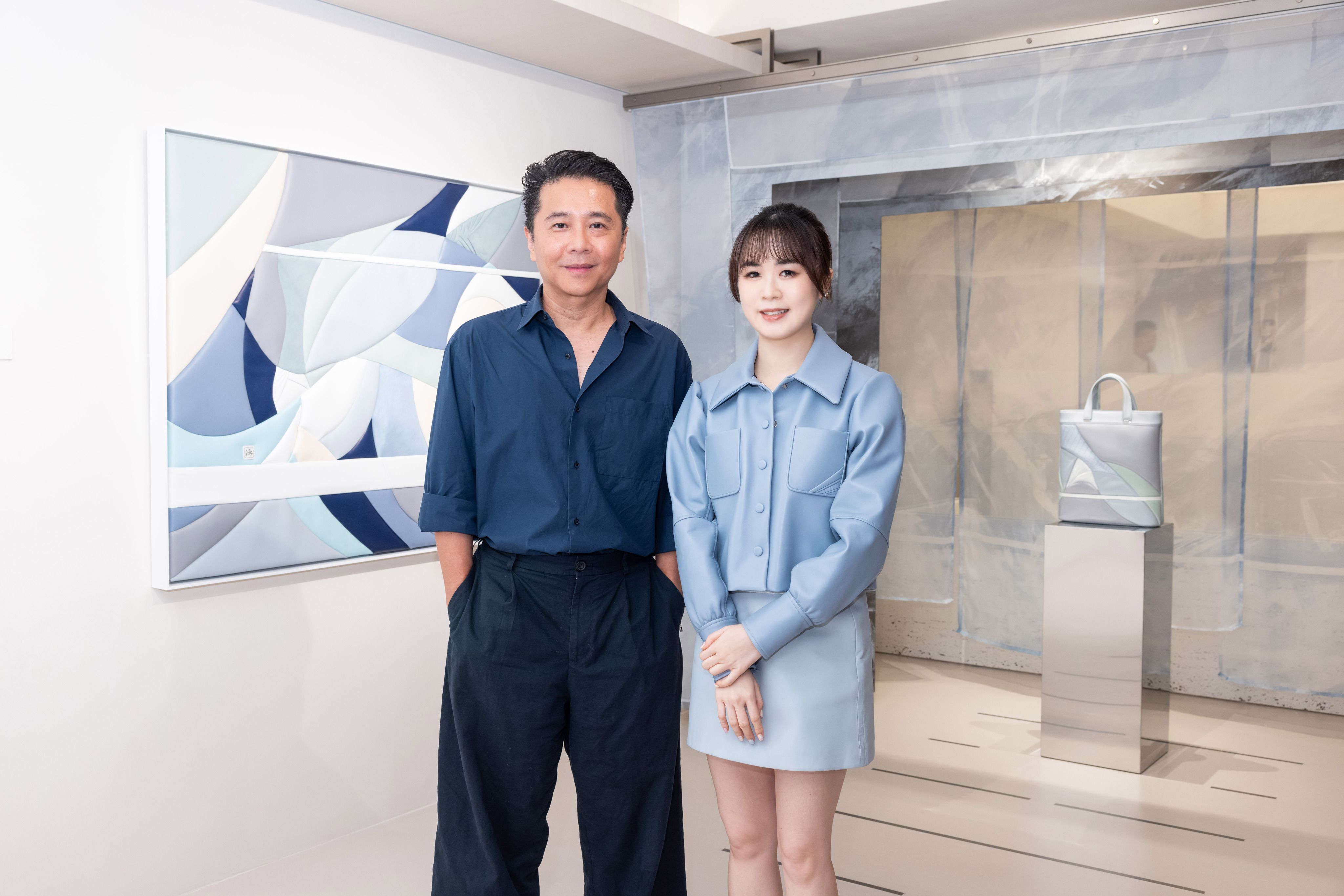 皮革艺术家 Grace 与独立策展人胡朝圣。