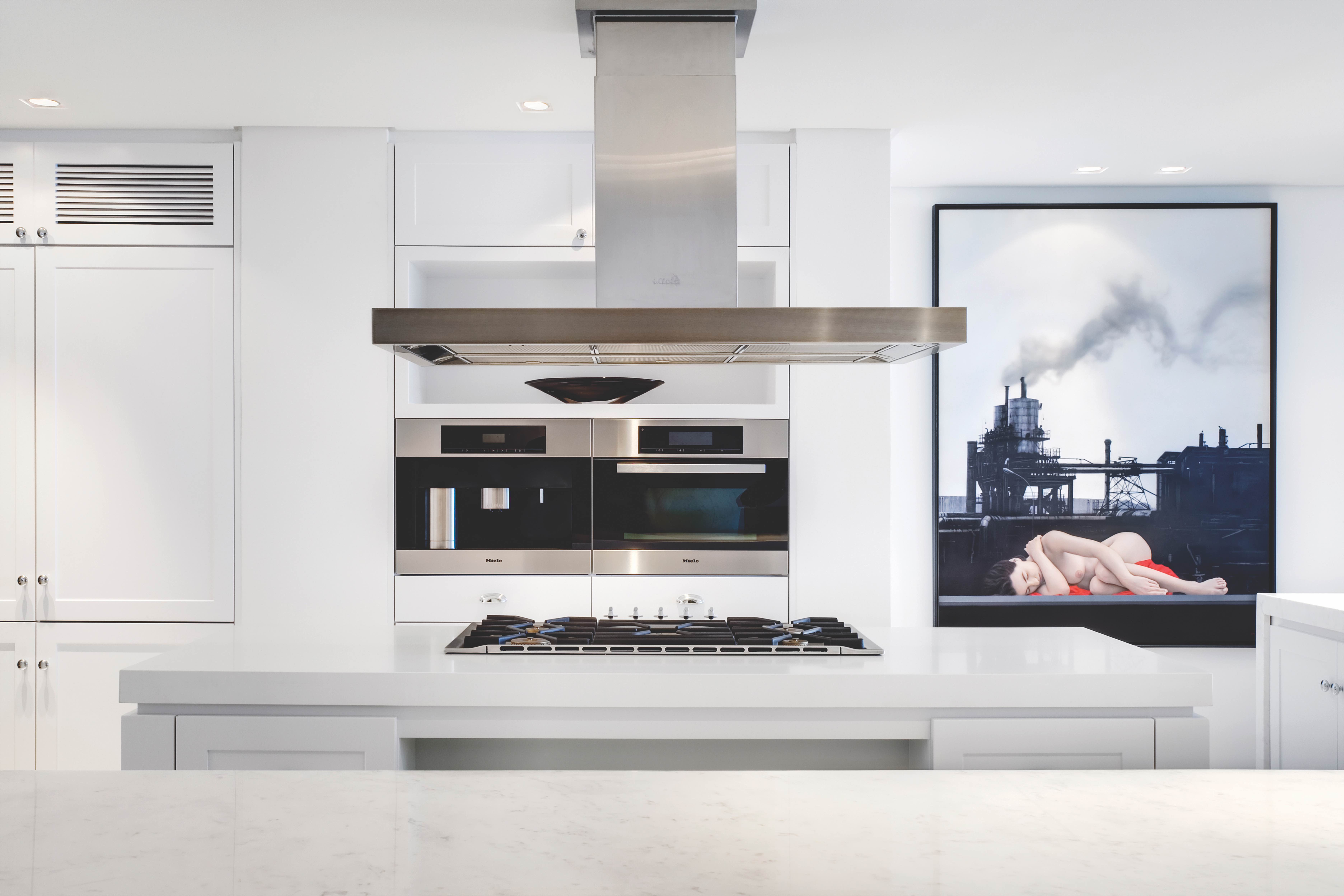 一樓廚房也採白色主題，創造出簡約的度假生活方式。