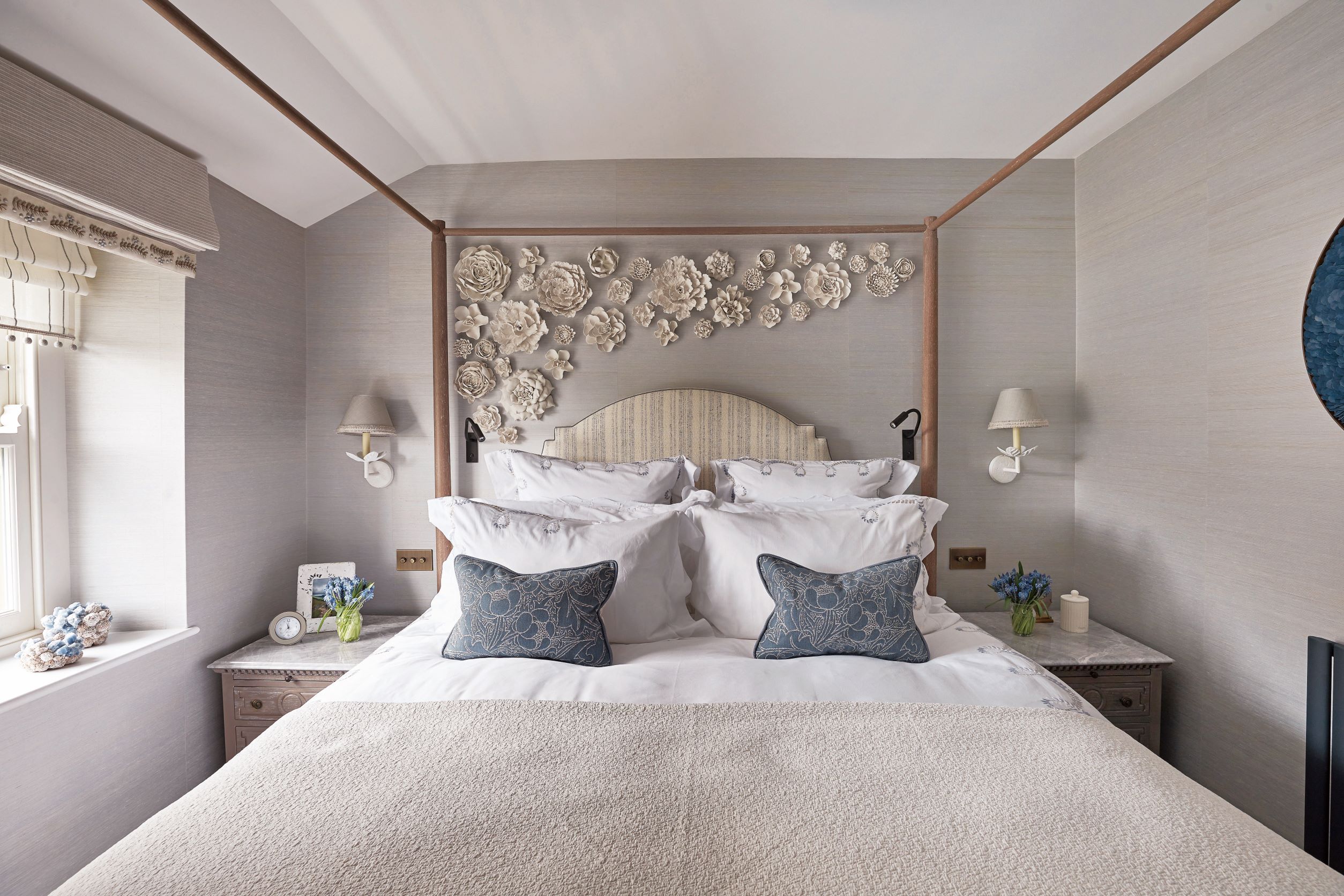 Little Nut Cottage 裡搭配柔和色調的家具家飾品，讓老舊的建築轉變出層次豐富又舒適愜意的氛圍。