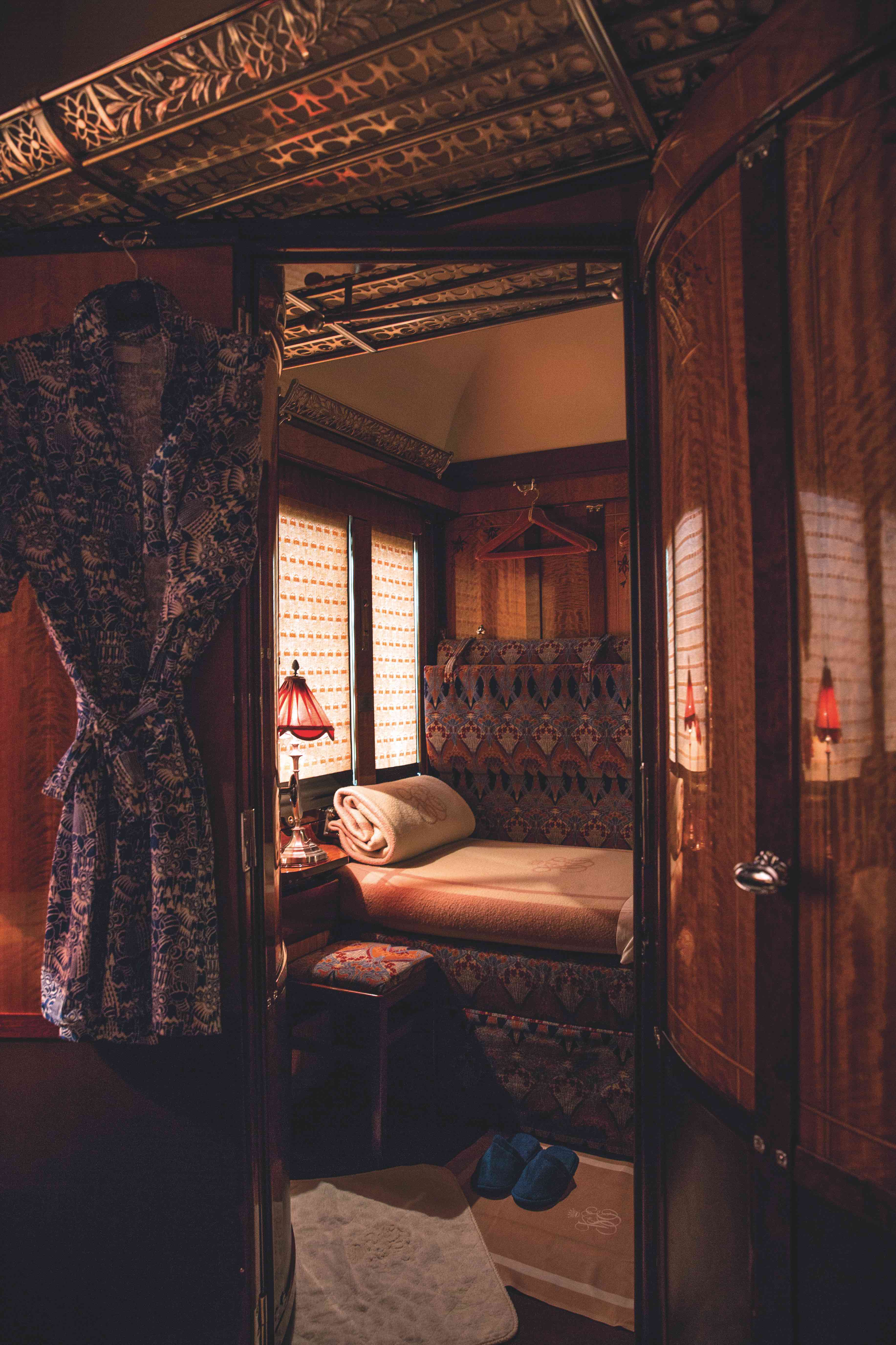 打造于 1920 年代的 Art Deco 古董车厢，也将东方快车最辉煌时期的奢华样貌保留了下来。