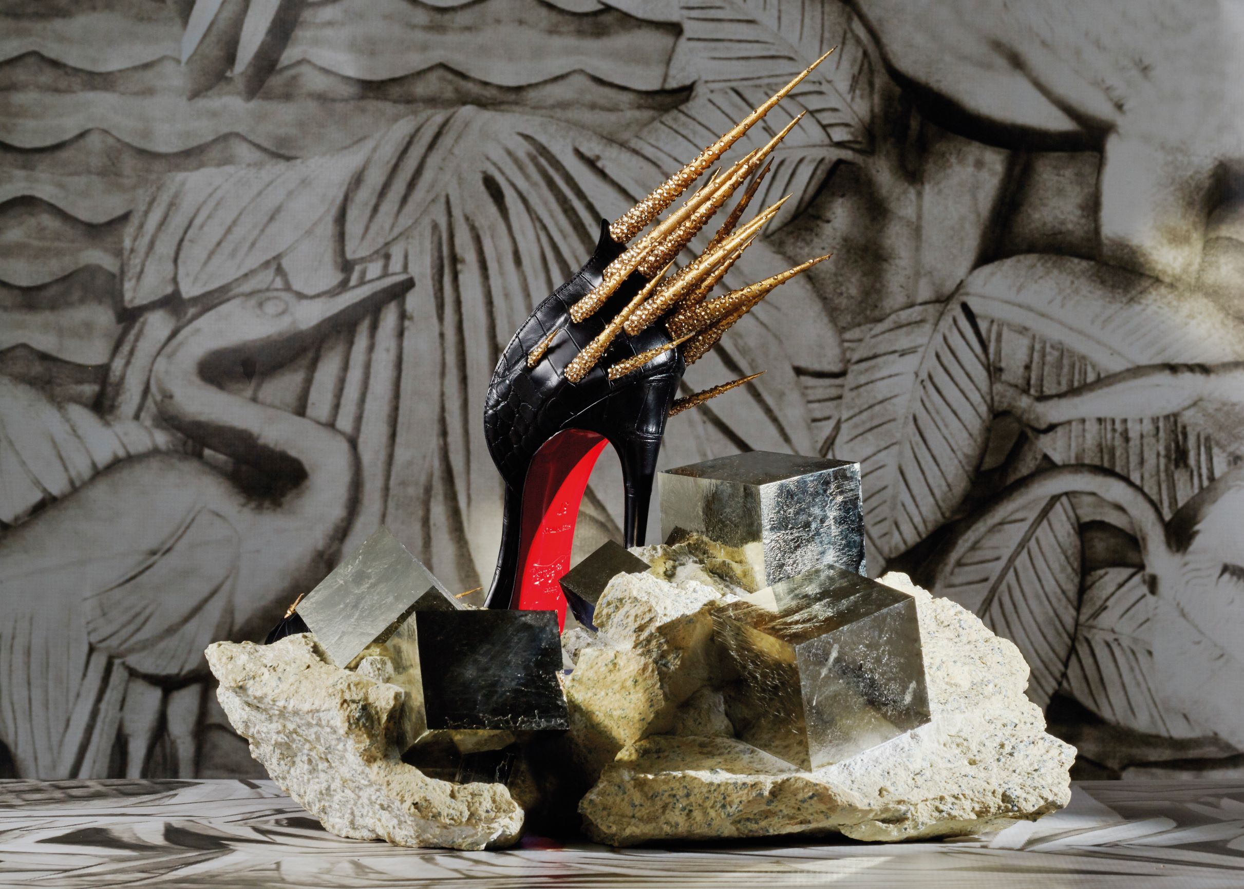 春夏高級訂製系列作品，靈感來源自豪豬，手工雕刻的木釘在鍍金後，將逐一插入黑色鱷魚皮中。