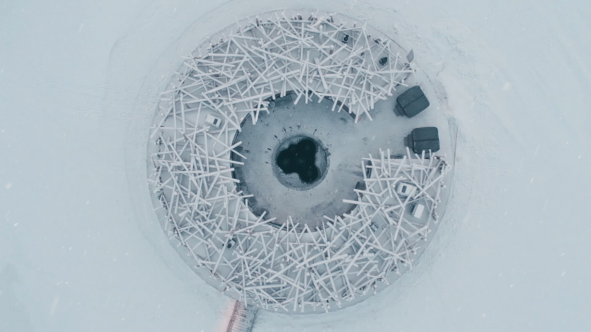 從高空俯瞰 Arctic Bath 的大浴場，就像是一座棲息在結冰河道上的大型鳥巢。