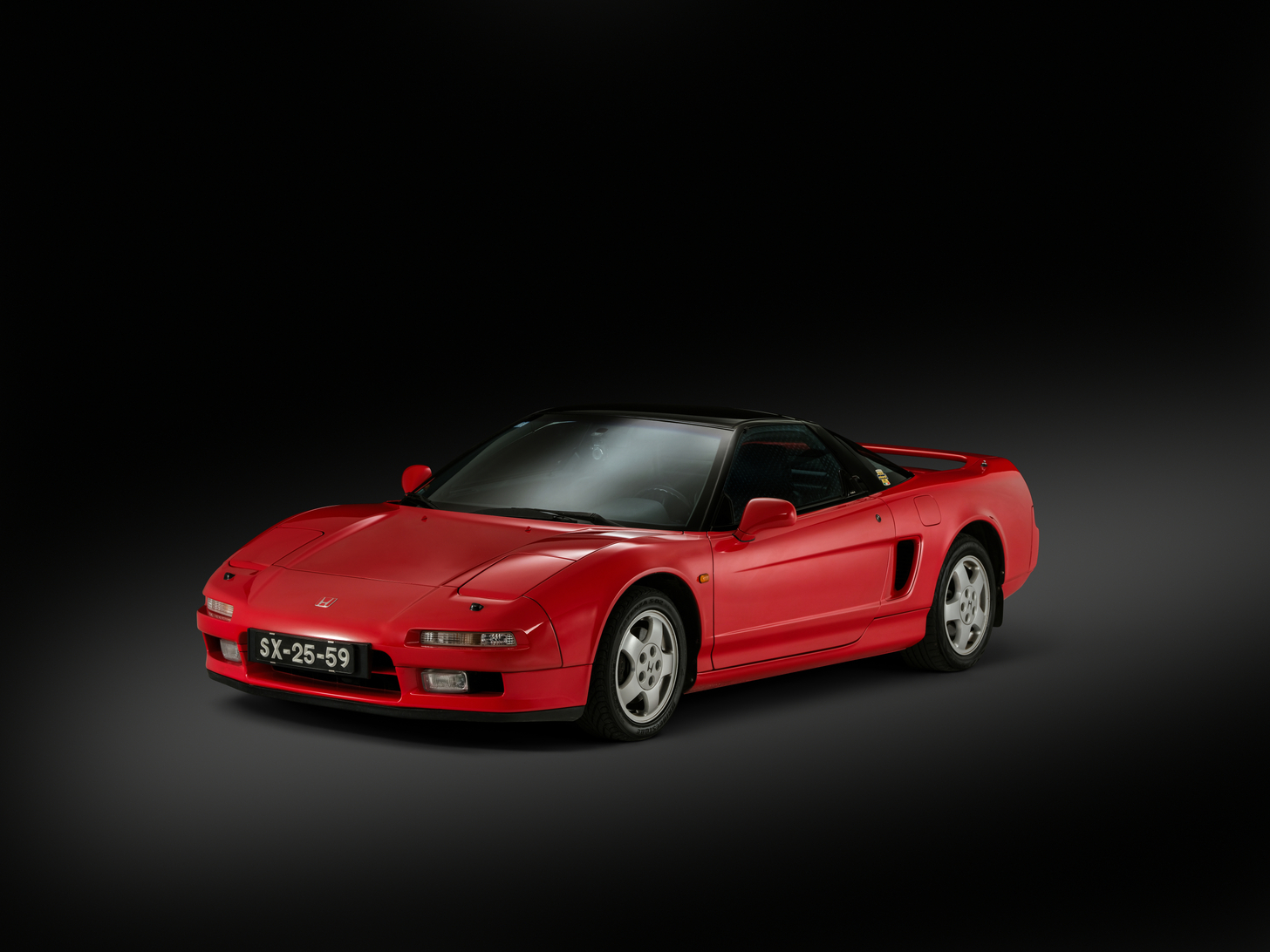 1990 年推出的 NSX 采用铝合金打造，搭配中置引擎设定，即便以今日标准审视，仍是极为精湛。