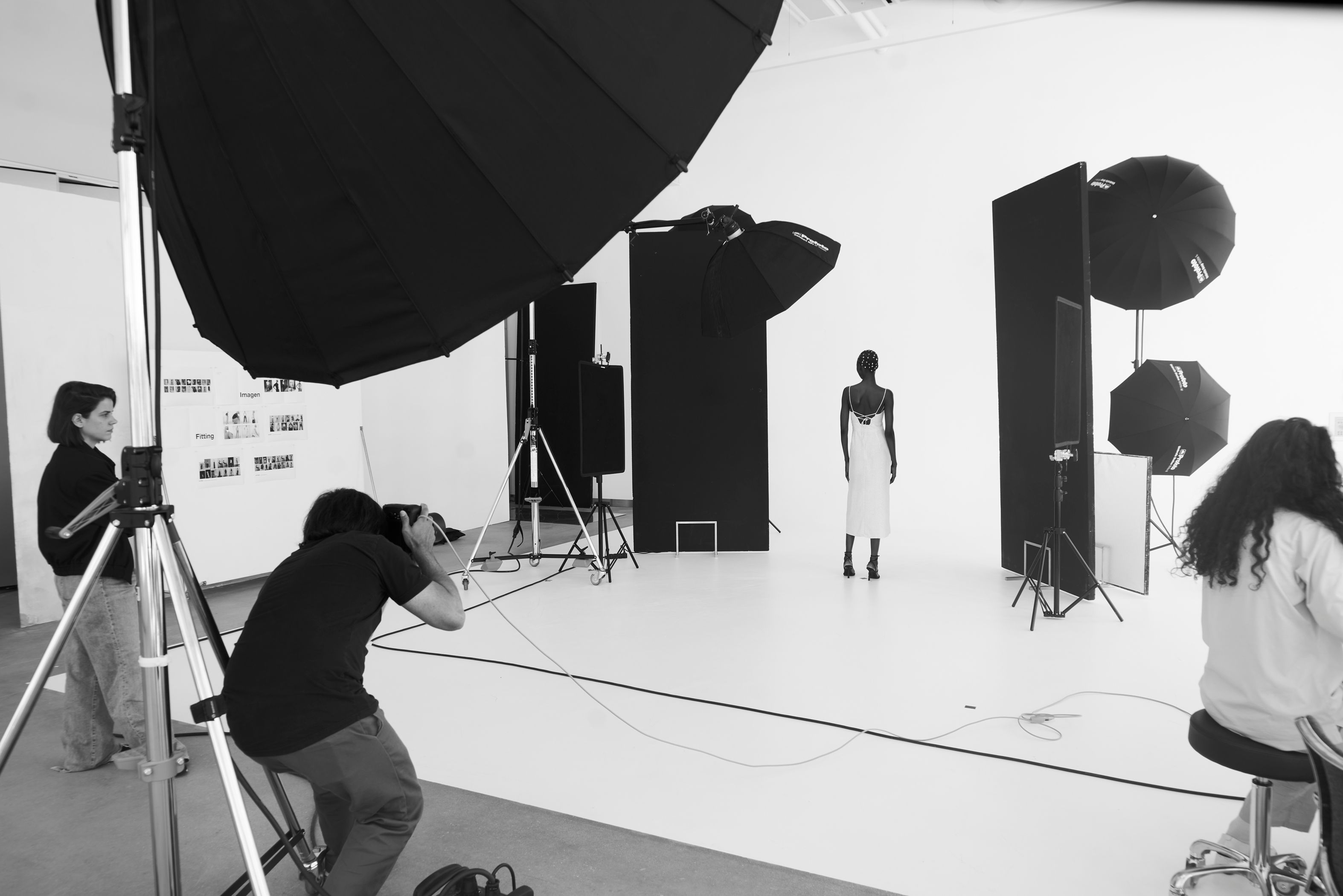 在 Inditex 總部有 10 個攝影棚，每季新作上市前，Marta Ortega 都會邀請知名攝影師與超模拍攝形象大 照，為快時尚注入不輸奢侈精品的高端氣場。