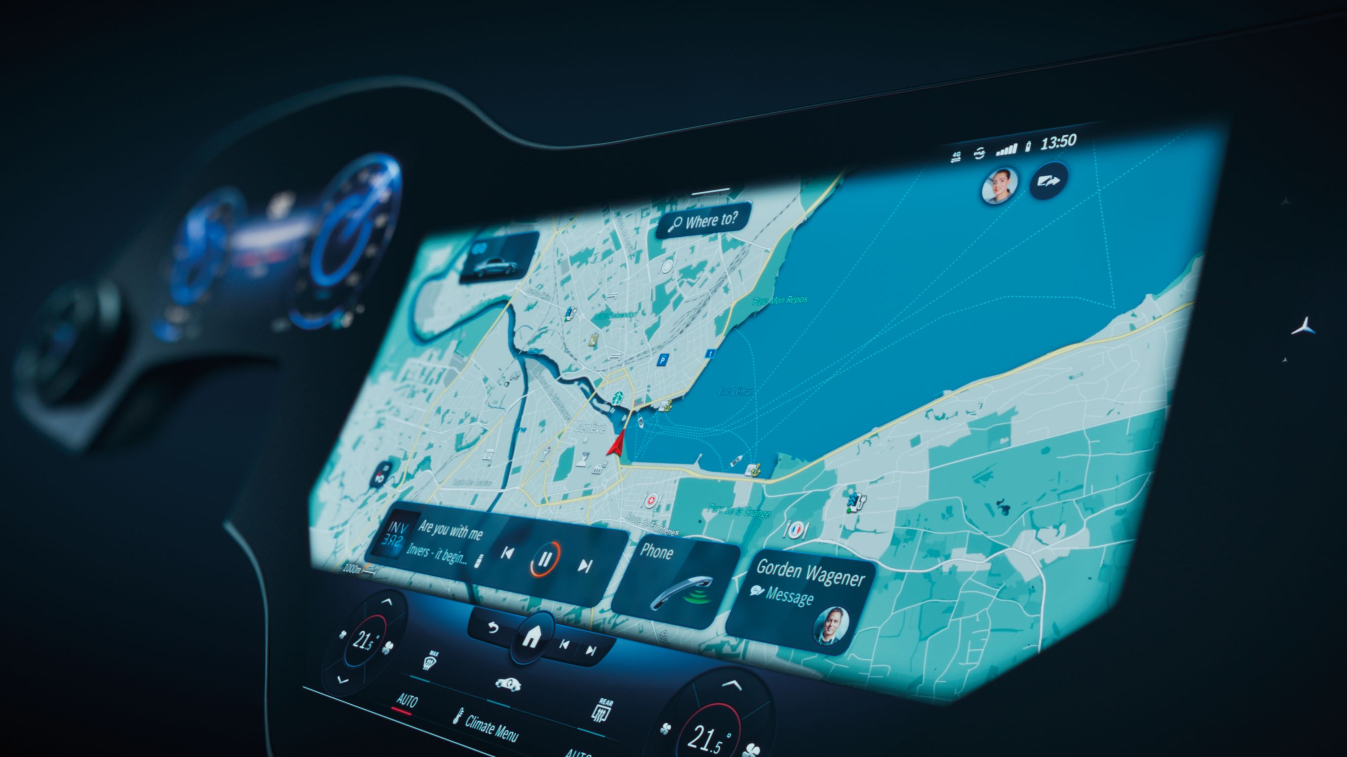 全新的 MBUX Hyperscreen 數位螢幕，創造智慧化的零圖層概念，讓使用者不用在開車時分心尋找功能開關。