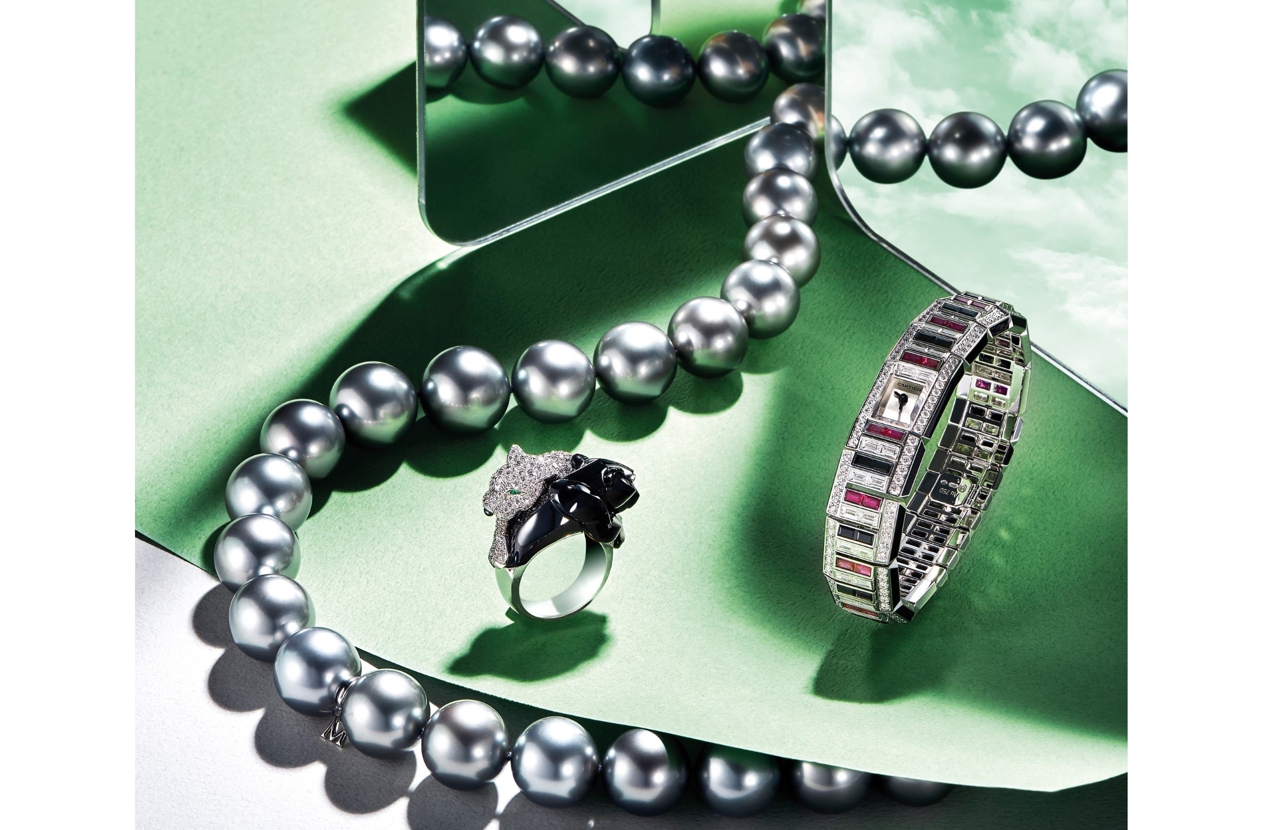 由左至右：頂級珠寶系列銀灰色南洋珍珠項鍊，Mikimoto；美洲豹縞瑪瑙與鑽石戒指，Cartier；紅寶石縞瑪瑙鑽石腕錶，Cartier