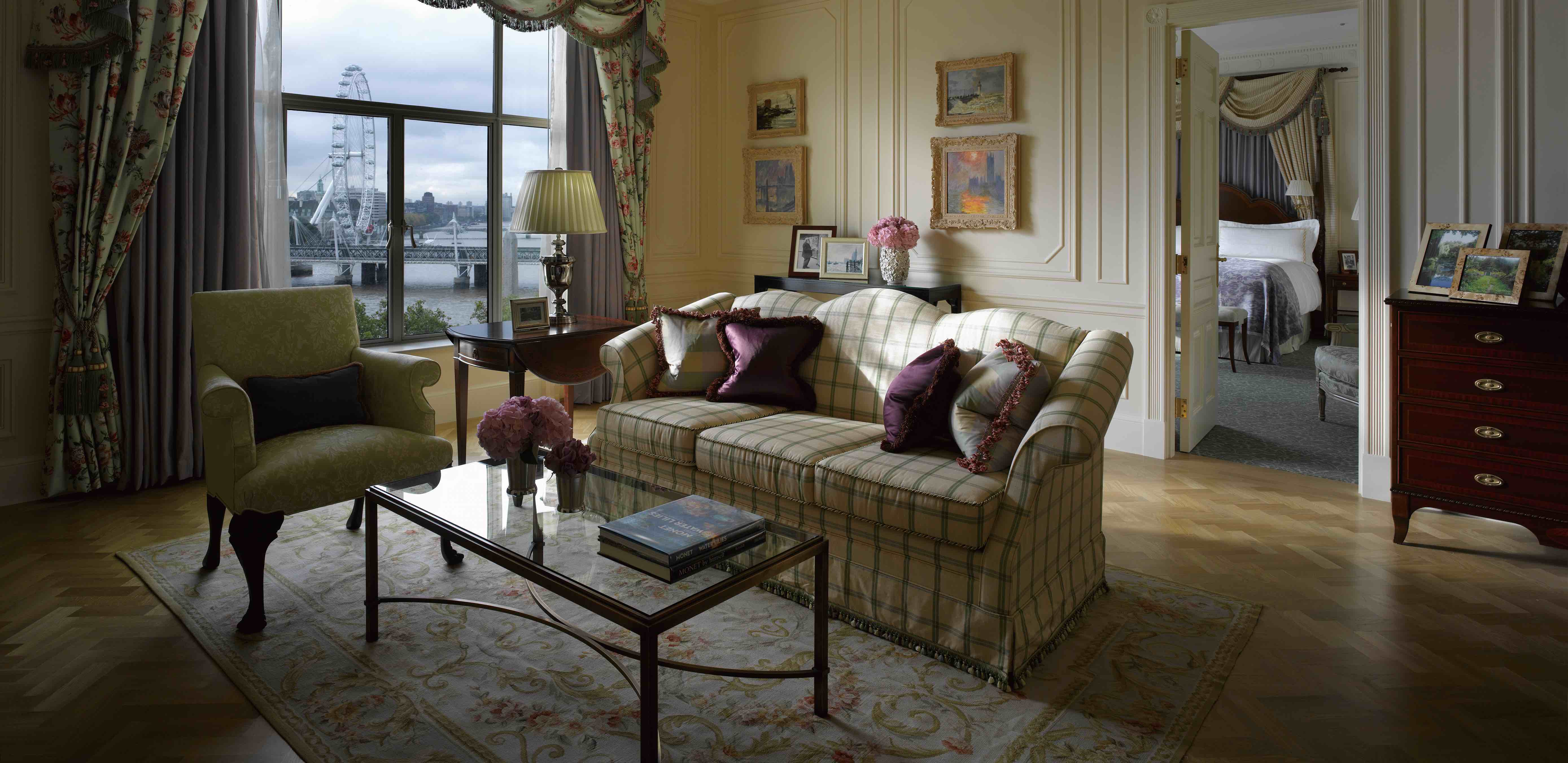 Thw Savoy 的名人套房，佈置上莫內的畫作，同樣也保留有愛德華時期裝飾風格，並享有泰晤士河及倫敦眼的美麗風光。