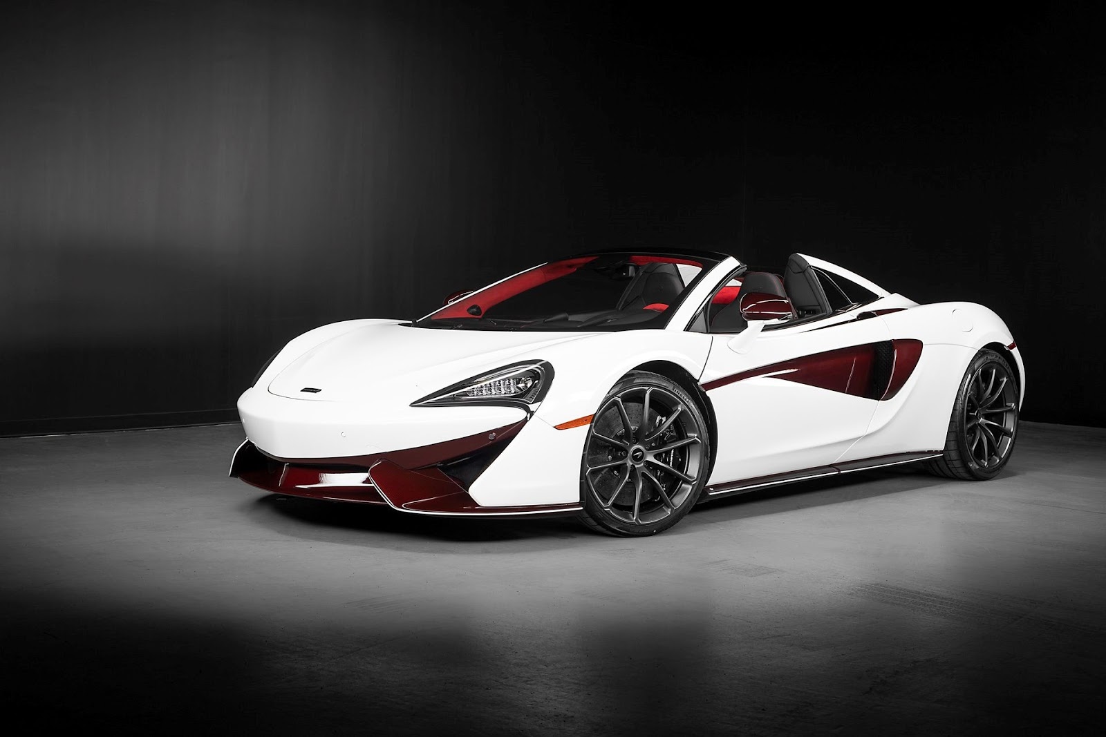 引擎形式/排气量:3.8L V8 双涡轮增压 最大马力:570hp 最大扭力:59.2kgm 数量:5 辆