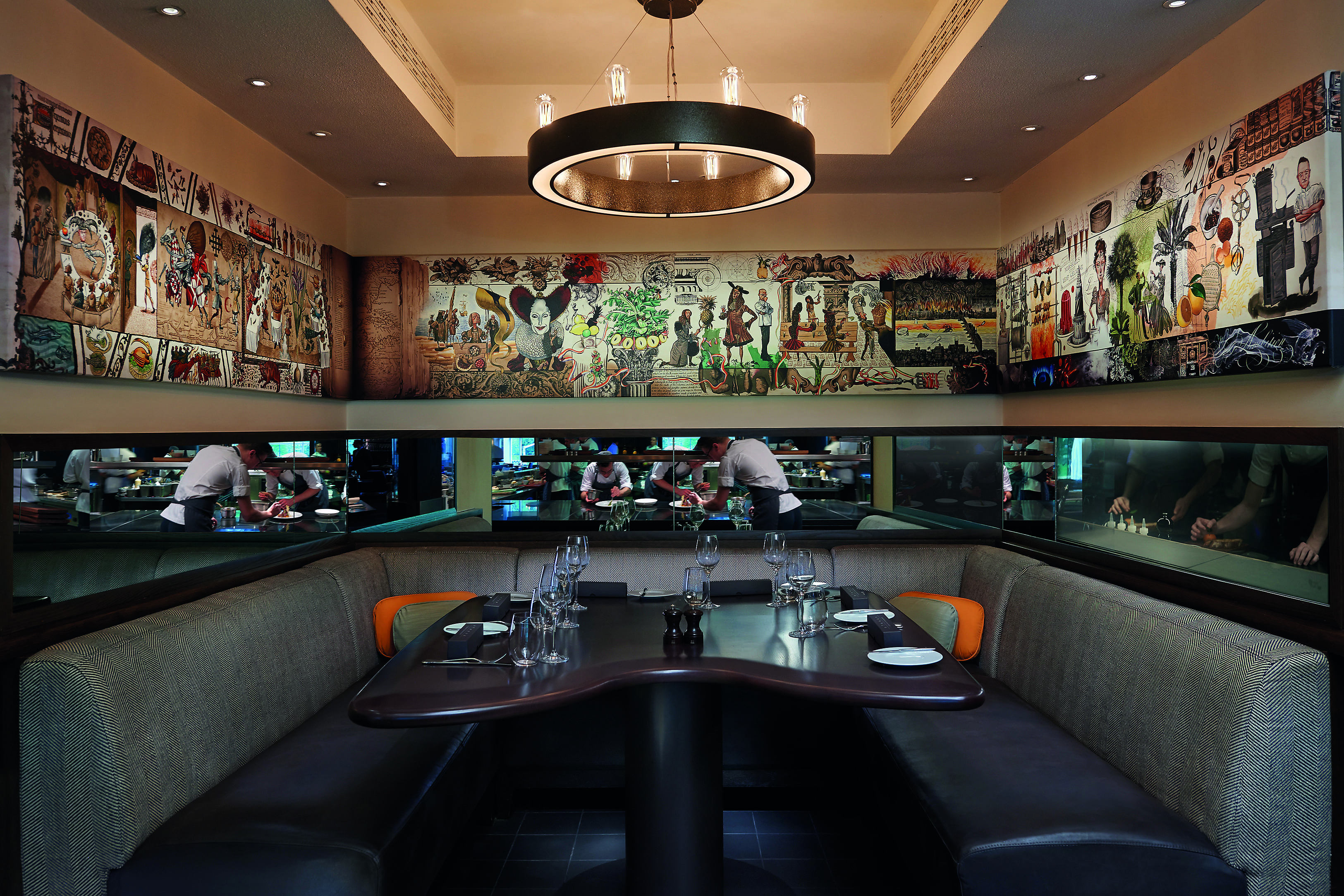 最多 12 位宾客的私人用餐包厢，显露出百年迷人的英式风情。