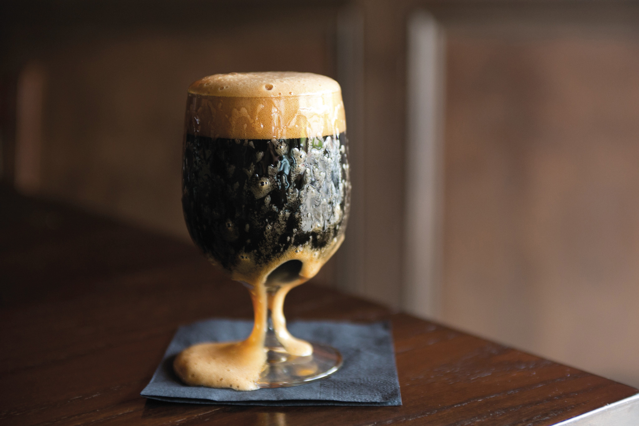布魯克林黑巧克力黑啤酒，採用了 6 種麥芽釀造，帶有烘焙咖啡的香氣。