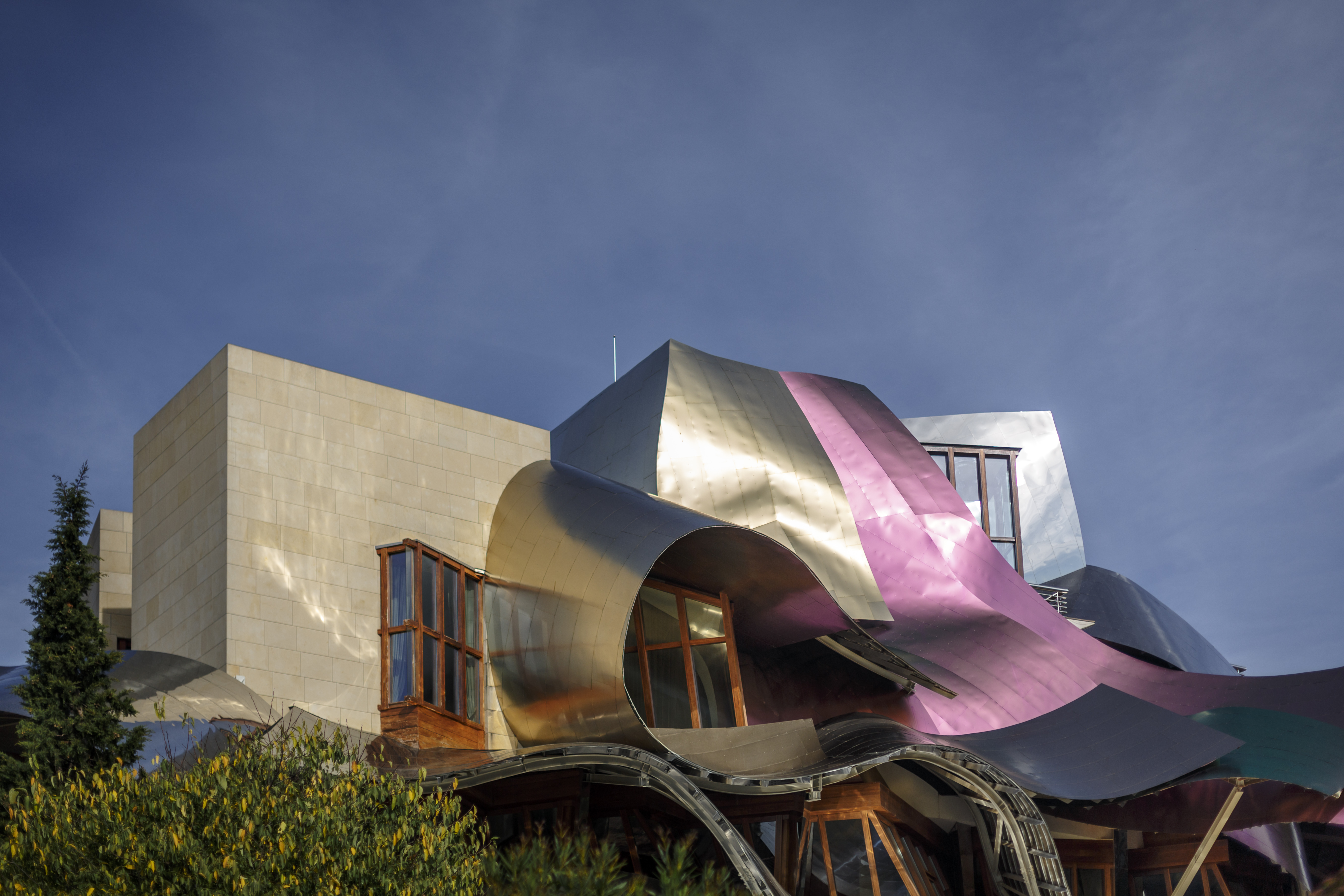 Incredible Winery Architecture：HOTEL MARQUÉS DE RISCAL 世界酒莊建築巡禮 - 輕盈飛舞的魔幻建築