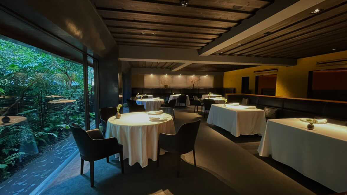 L'Effervescence 的用餐空间，特别以 一大面落地窗带入庭院绿景，营造出调和自然的宁静氛围。 （Photo by Nathalie Cantacuzino）
