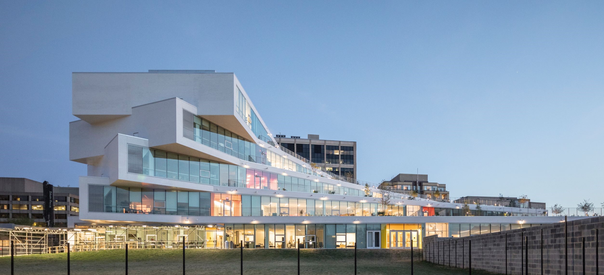 NEW MODERN SCHOOL BUILDINGS: THE HEIGHTS 全球新摩登校園 - 扇形梯田式校園