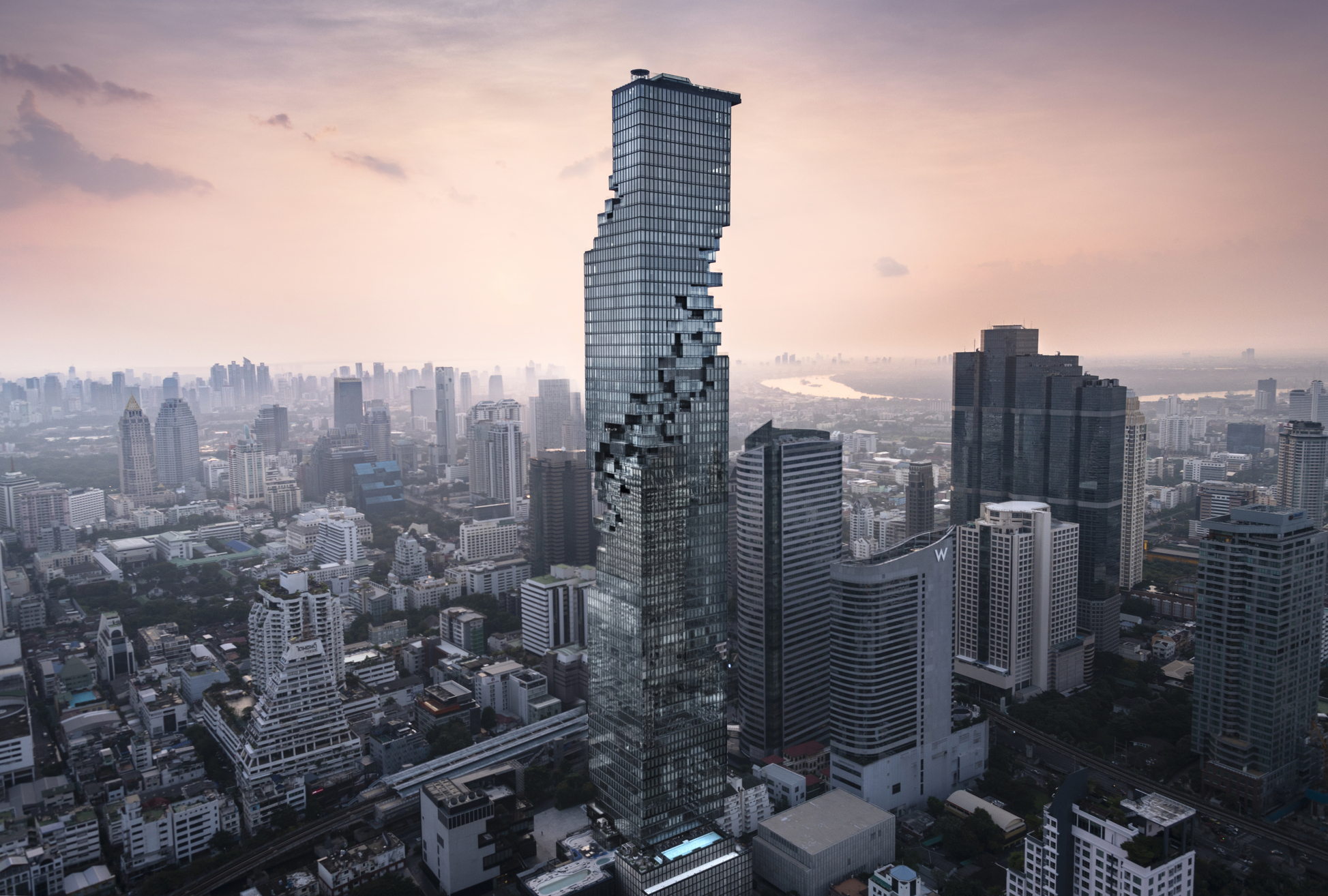 曼谷 MahaNakhon 引入一条环绕的立体像素条带打开建筑，与周边城市脉络和都市街景相连接。 （ © Wison Tungthunya ）