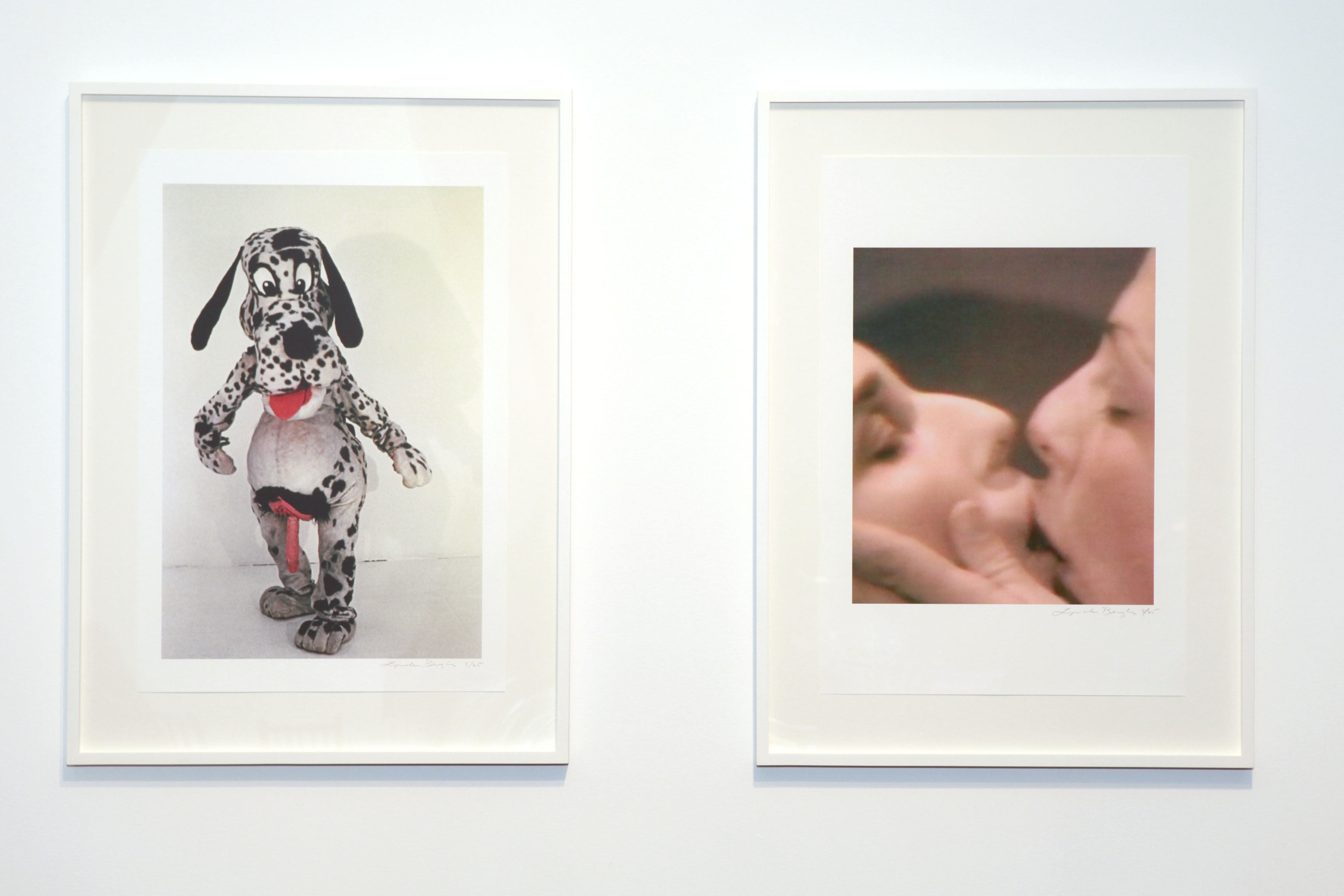 纽约大都会博物馆在 2010 年展出 Lynda Benglis 在《女性感性》（1973）录像作品中震惊世人的一幕。