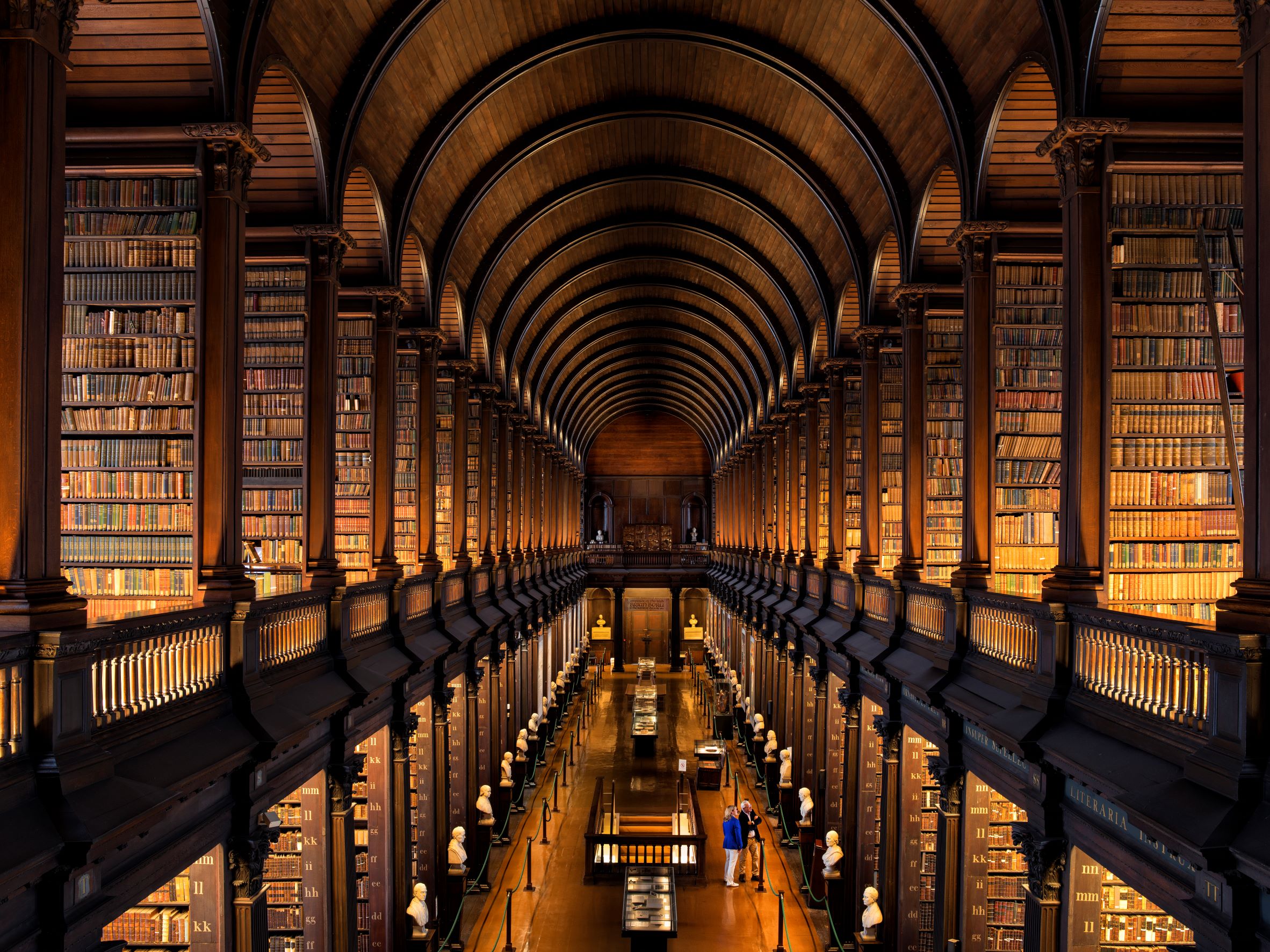 長 65 公尺的古圖書館原木長廳，擺放有成排的名人半身像。