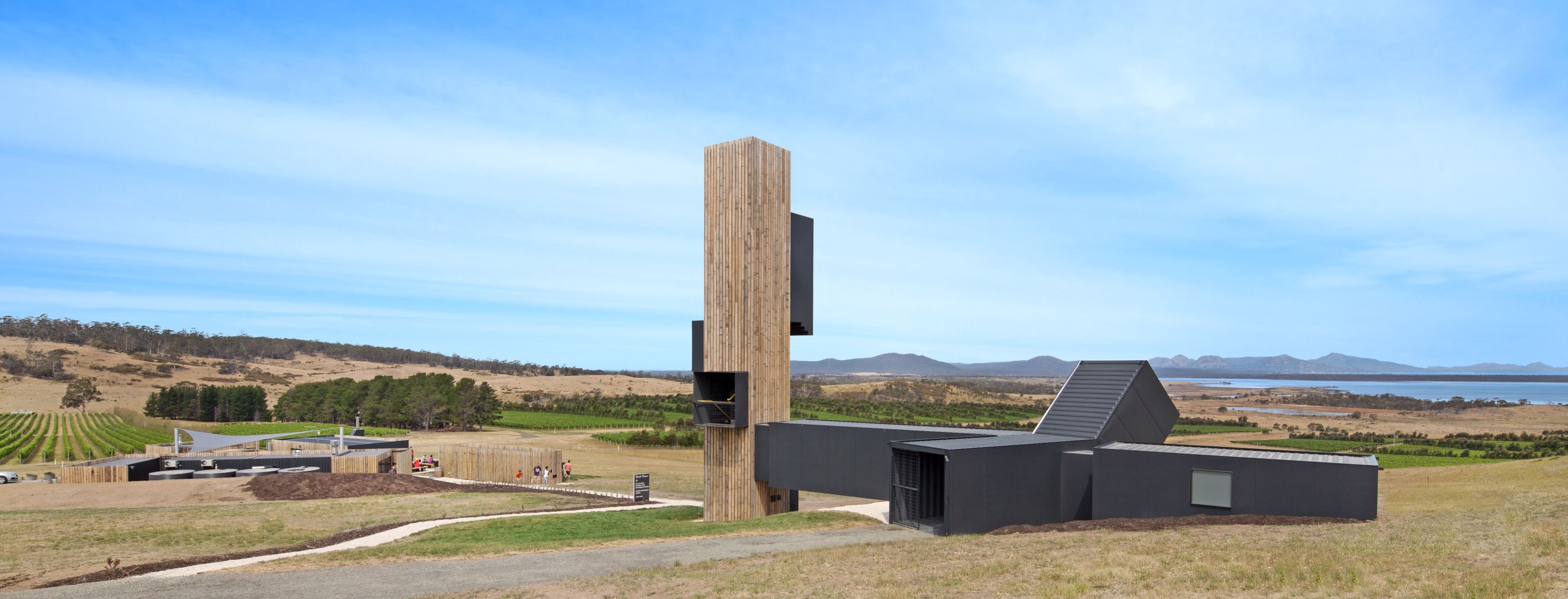 COOLEST SHIPPING CONTAINER ARCHITECTURES: Devil's Corner Cellar Door and Lookout 回收货柜的创意变身 - 有意思的瞭望台市集