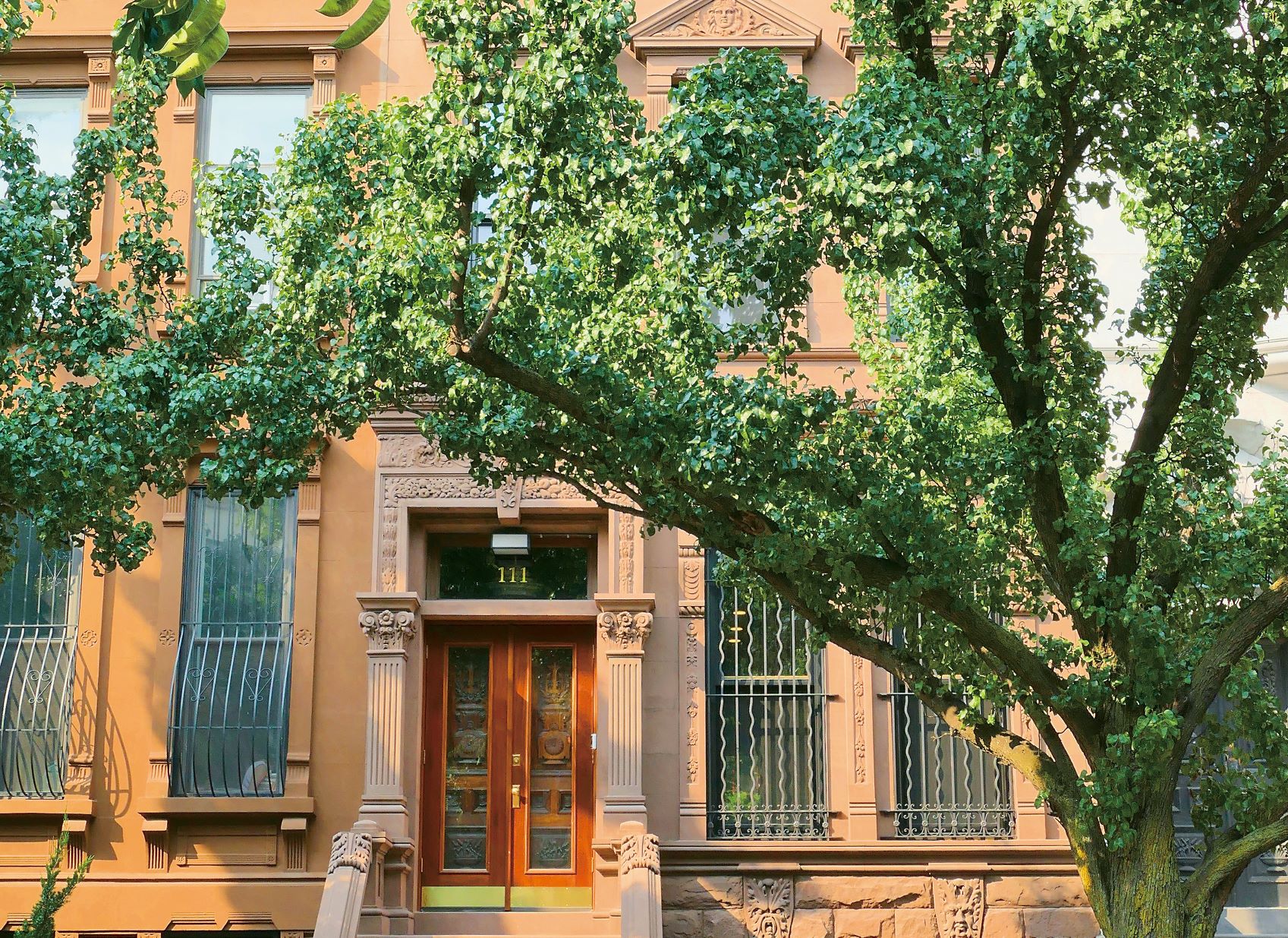 Harlem House 重塑了紐約哈林區最負盛名的 19 世紀大塊棕石獨棟閣樓公寓風華。