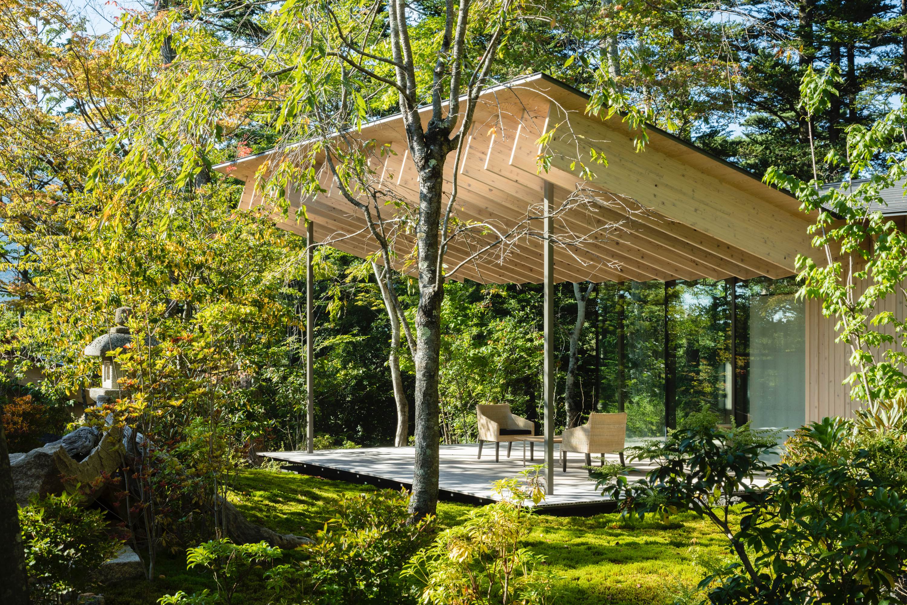 GRACEFUL STYLE WITH BAMBOO & WOOD: Roof/ Birds 素直,竹与木的空间神情 - 与野鸟共栖、在林间飞翔