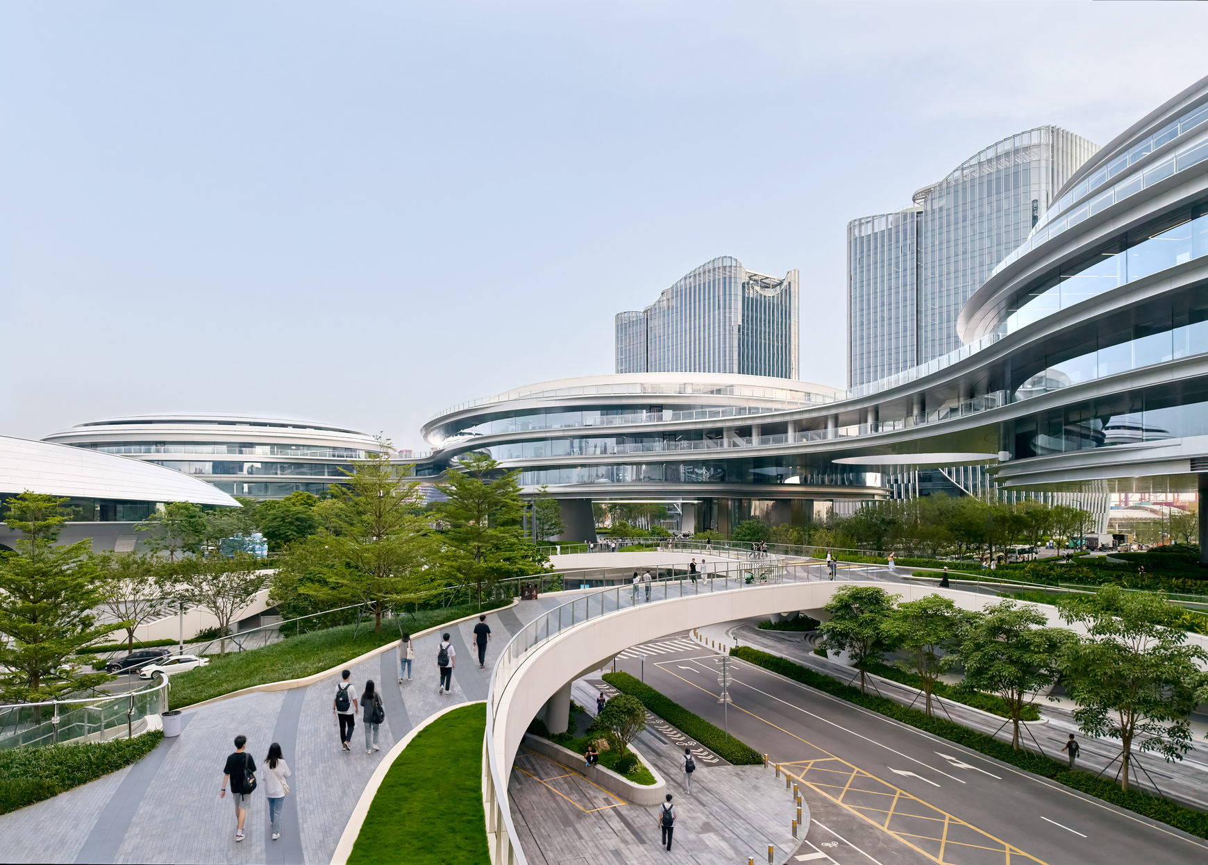 空中连桥串联建筑量体与公共空间，绿意步道延伸城市与海洋的连结。 （ © AOGVision ）