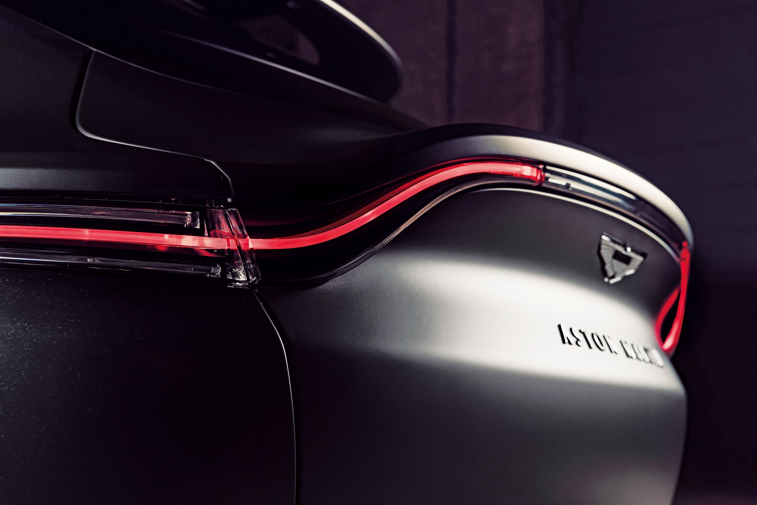 Aston Martin DBX 沿著小鴨尾翼設計的尾燈，風格獨具，夜間背影絕不會被錯認。