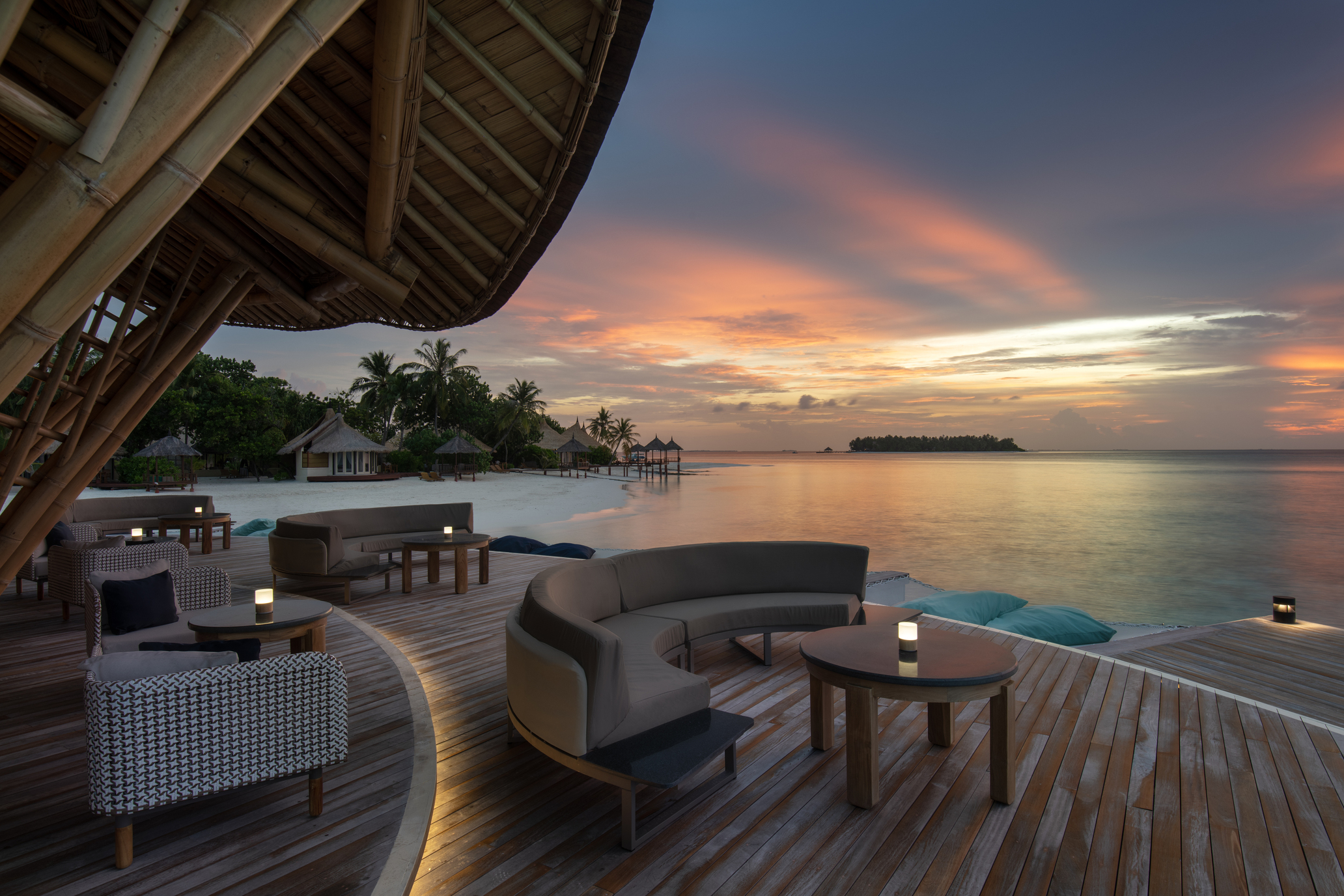 坐擁絕美海景的 Madi Hiyaa 露台沙發座椅區。