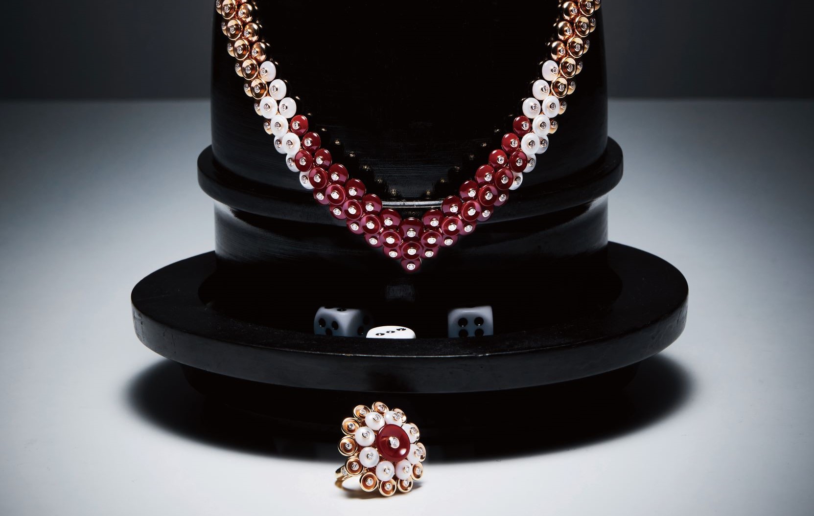 Van Cleef & Arpels Bouton d'or 项链，玫瑰金、白色珍珠母贝、红玉髓、钻石。 Van Cleef & Arpels Bouton d'or 戒指，玫瑰金、白色珍珠母贝、红玉髓、钻石。