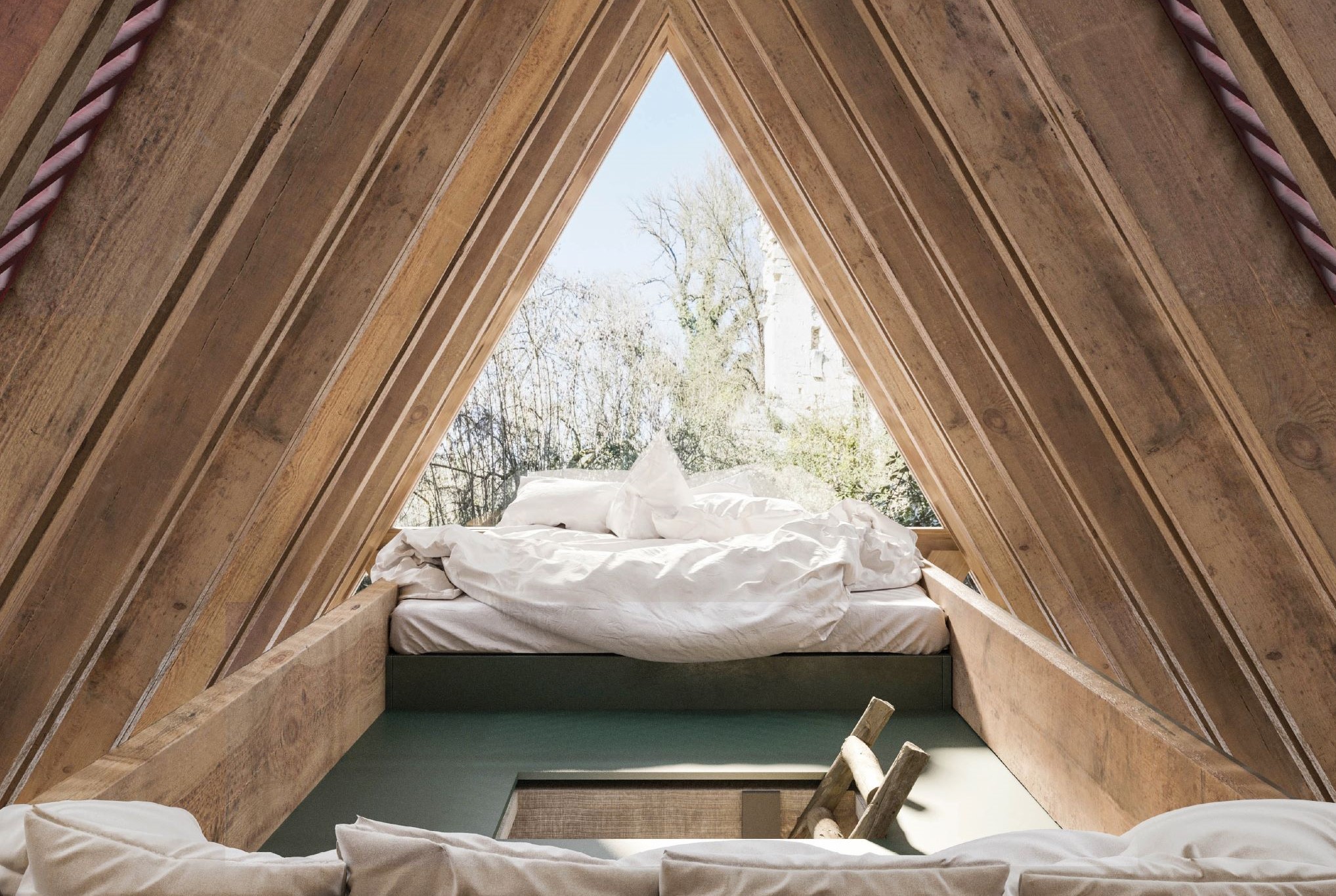 在河濱樹屋的上層，擺放有舒適的雙人床與沙發座椅營造渡假氛圍。