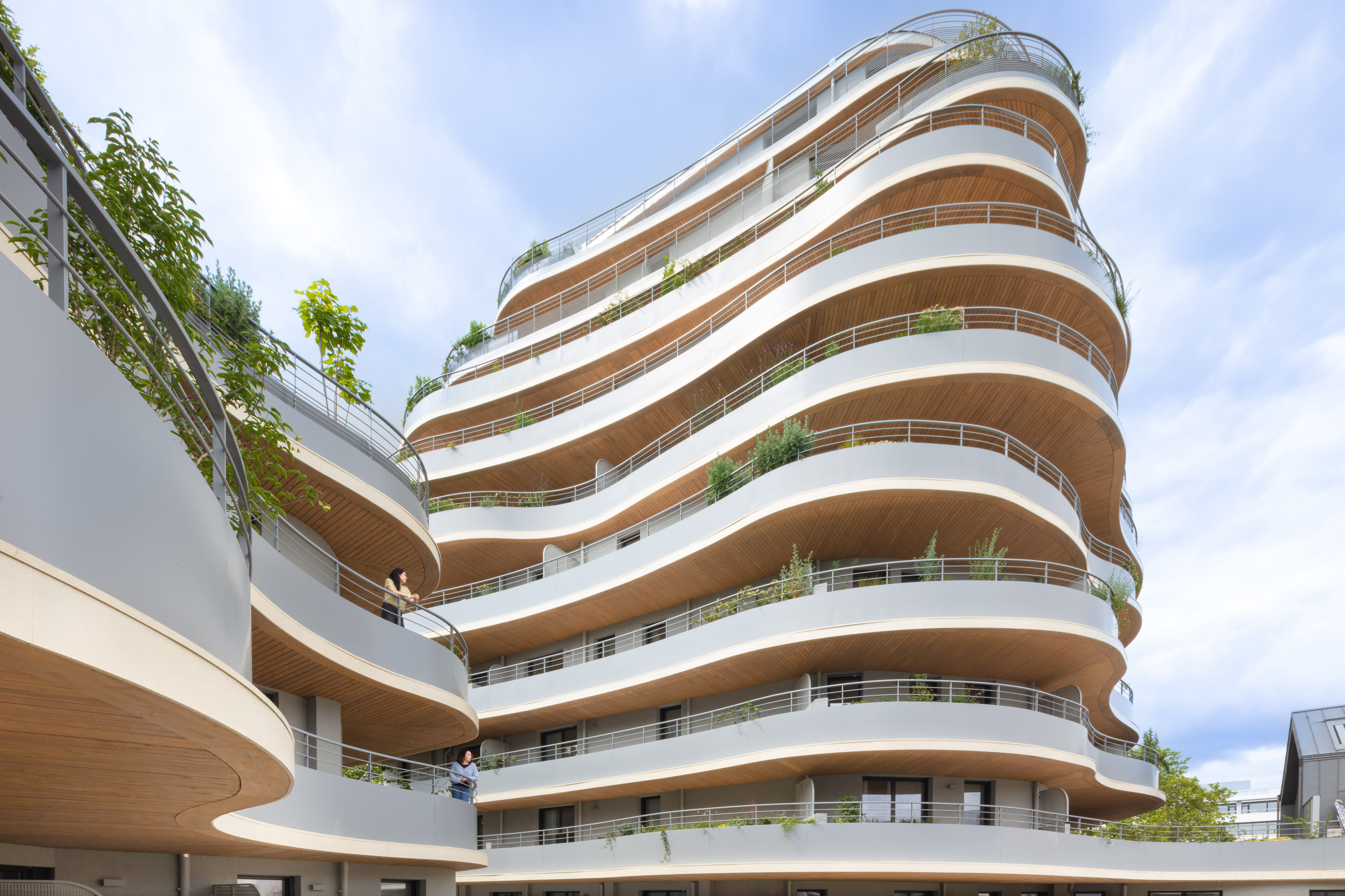 采亲自然设计的 Arborescence Apartments 在展现律动美感的阳台上，种植有各式绿色植栽。