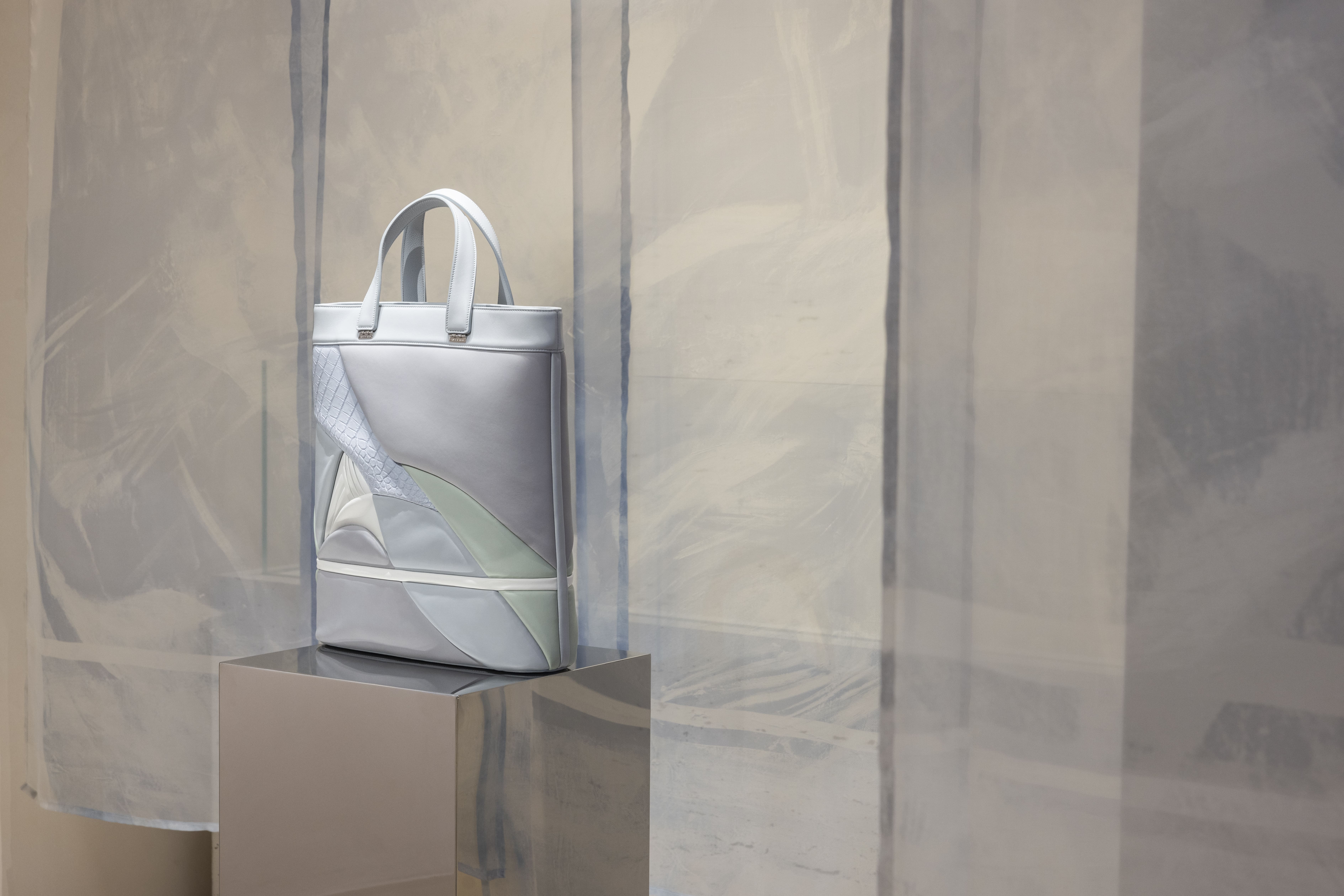 Grace Han Unveils First Art Concept Store in Asia Grace Han 全亚洲首间艺术概念店开幕。品牌创办人王思涵用皮革打造静谧的生活与艺术空间