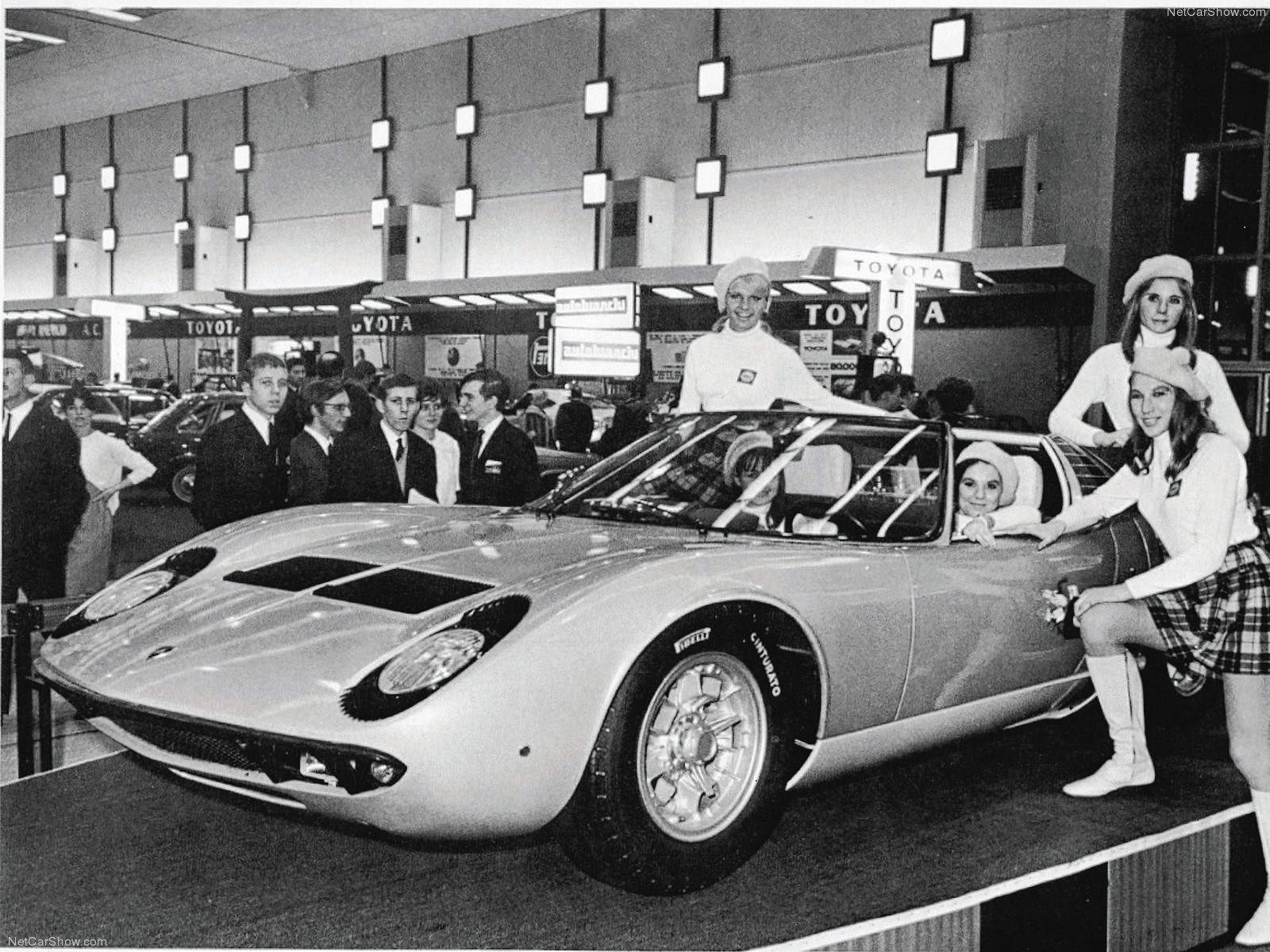 1968 年車展上的青春美女風華不再，但 Miura 至今卻仍是青春永駐的絕美跑車。