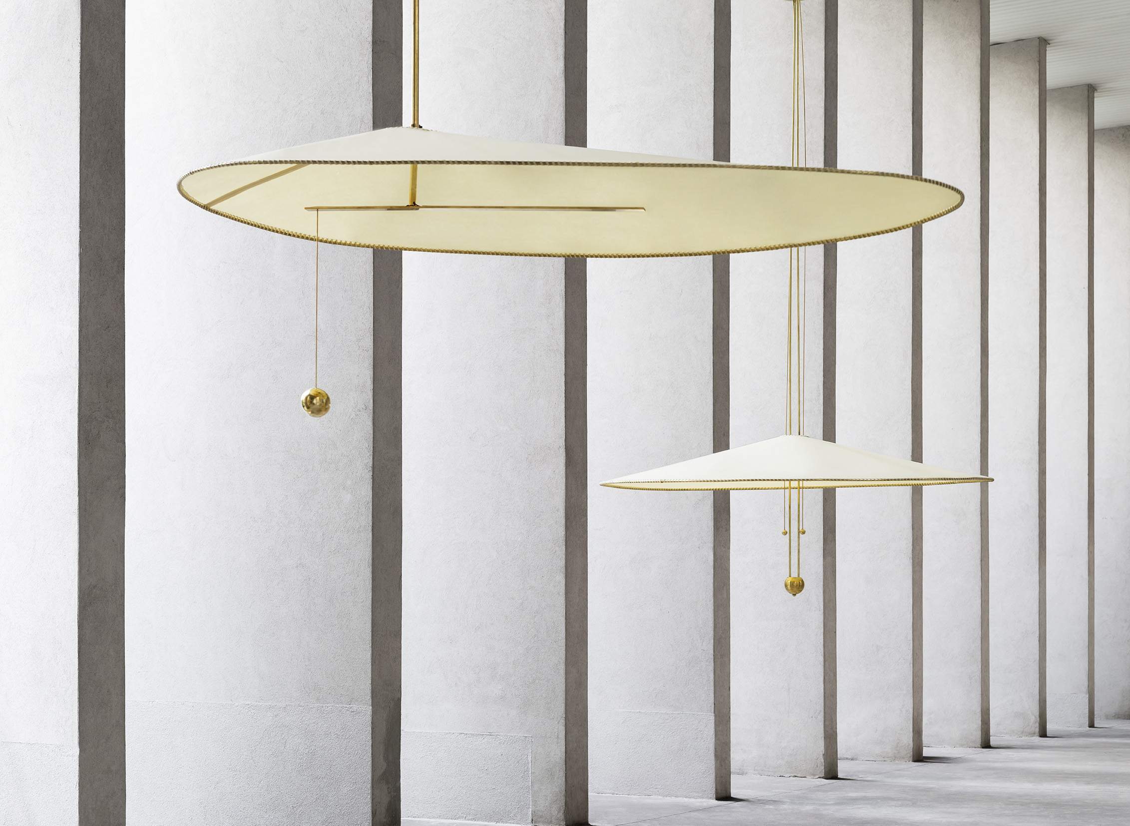 垂直吊灯采用“Lace Up”饰边，以人手编织的大型托盘灵感取材自品牌经典设计“Punto Selleria ”元素，完成此多功能抛光黄铜灯罩。
