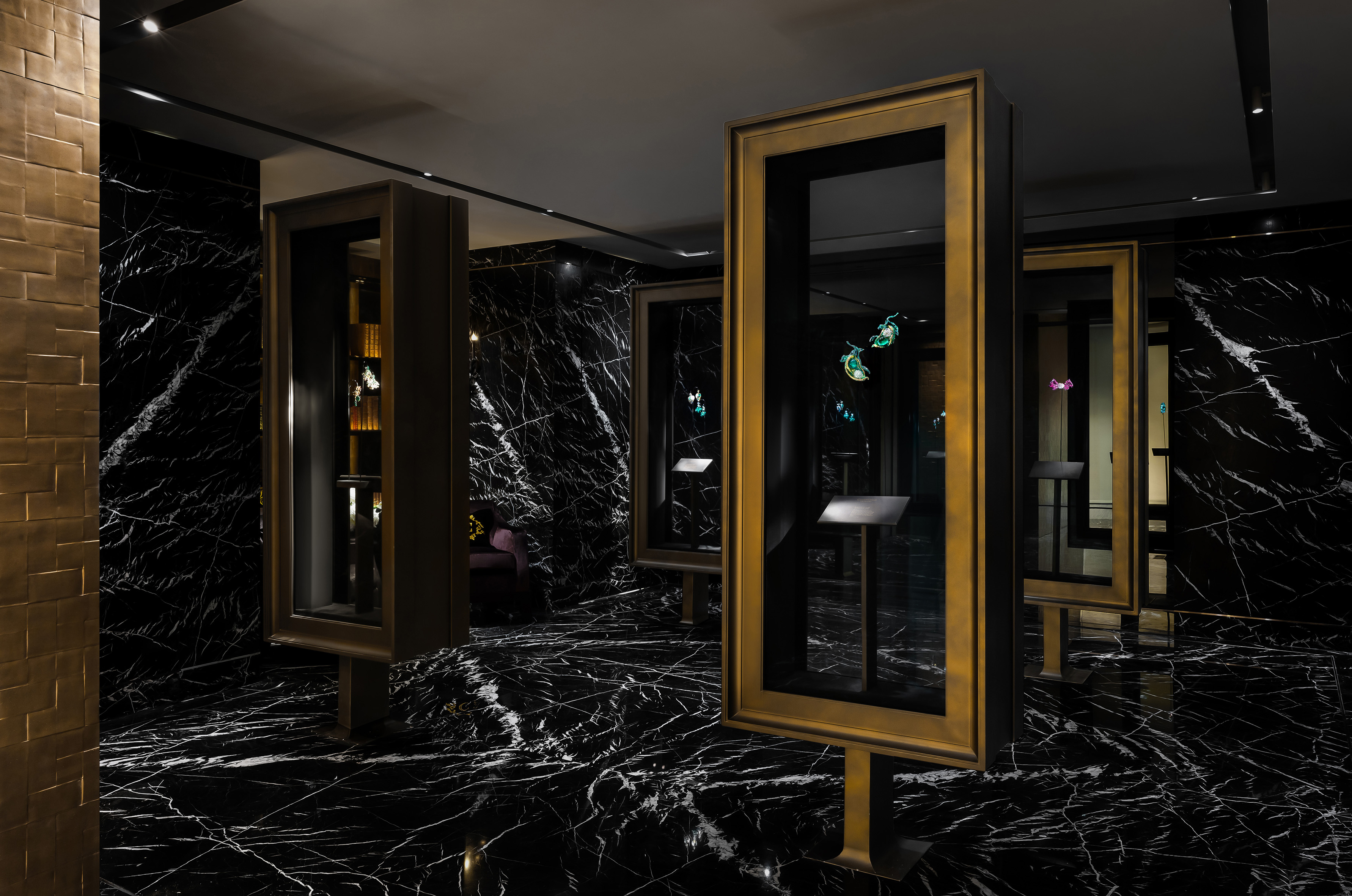 2022 Black Label Masterpieces X & XI 《春之荳蔻胸針》現已來到位於台北晶華酒店的 CINDY CHAO The Art Jewel Gallery 藝術珠寶典藏館展出，與首次曝光的蠟雕作品一同呈現於四座如畫框的展櫃中。