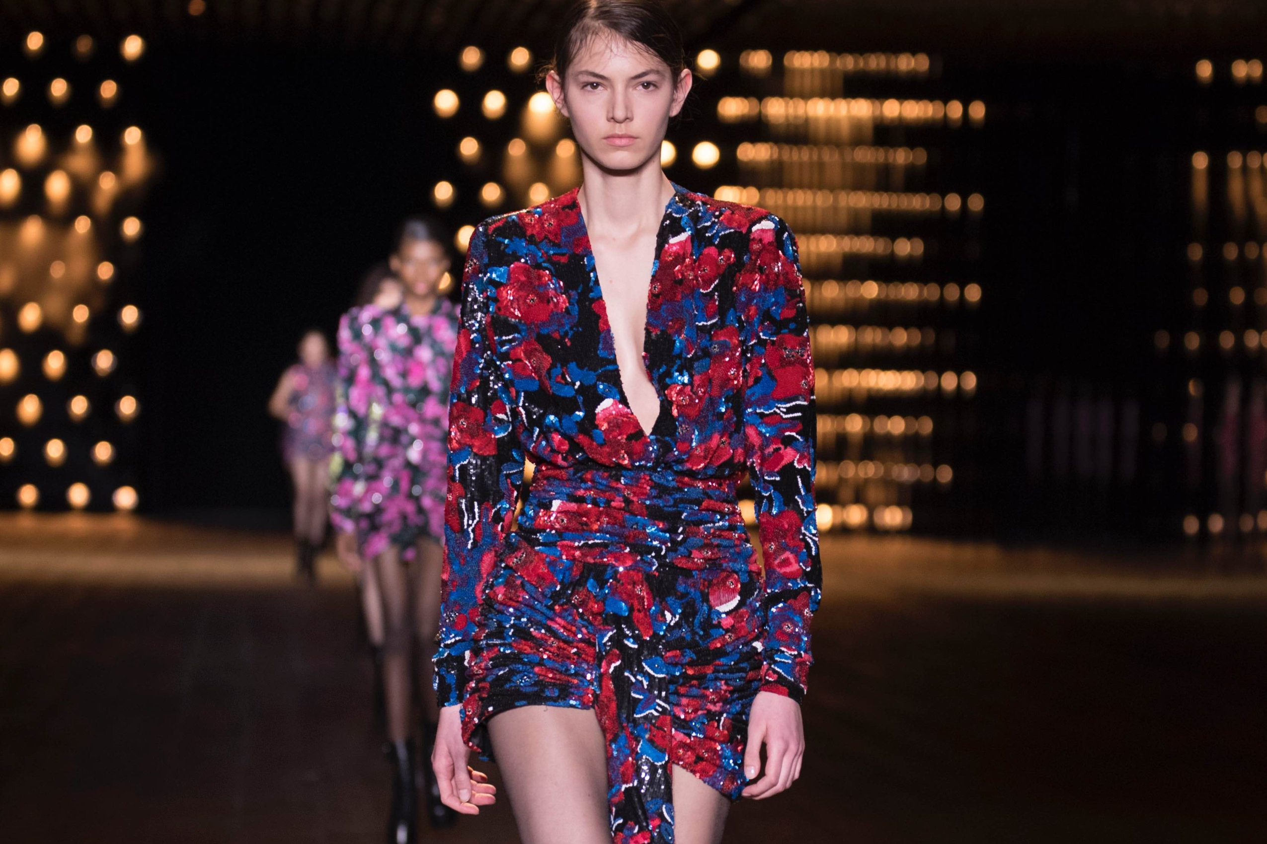 2018 秋冬時裝秀以 Russian Bohemian Influence 為系列靈感，以品牌代表性經典黑色貫穿，並融入 YSL 先生當年的俄羅斯系列品牌典藏中的細節設計，展現現代巴黎女子的帥氣與優雅並存。