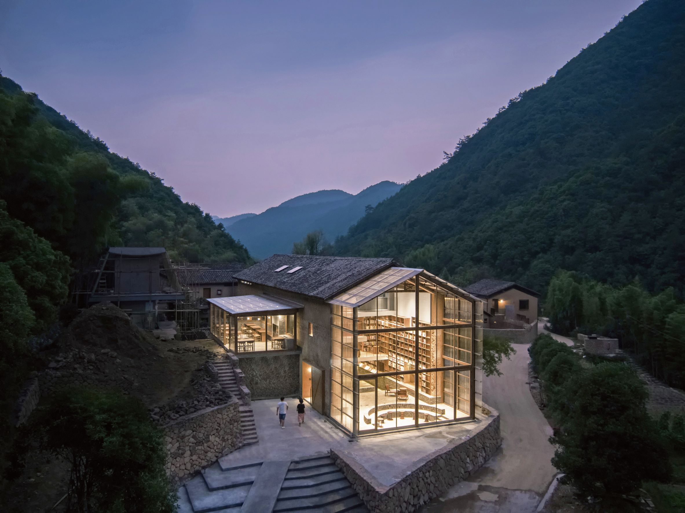 PENETRATING AESTHETIC: CAPSULE HOTEL AND BOOKSTORE IN VILLAGE QINGLONGWU 透视建筑 - 调和书香、光影与绿意